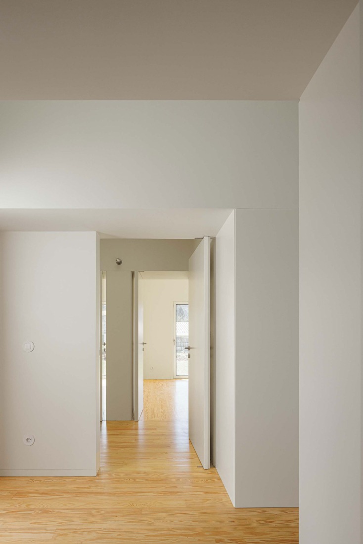 Casa Pedrantil por Helder da Rocha Arquitectos. Fotografía por Ivo Tavares Studio.