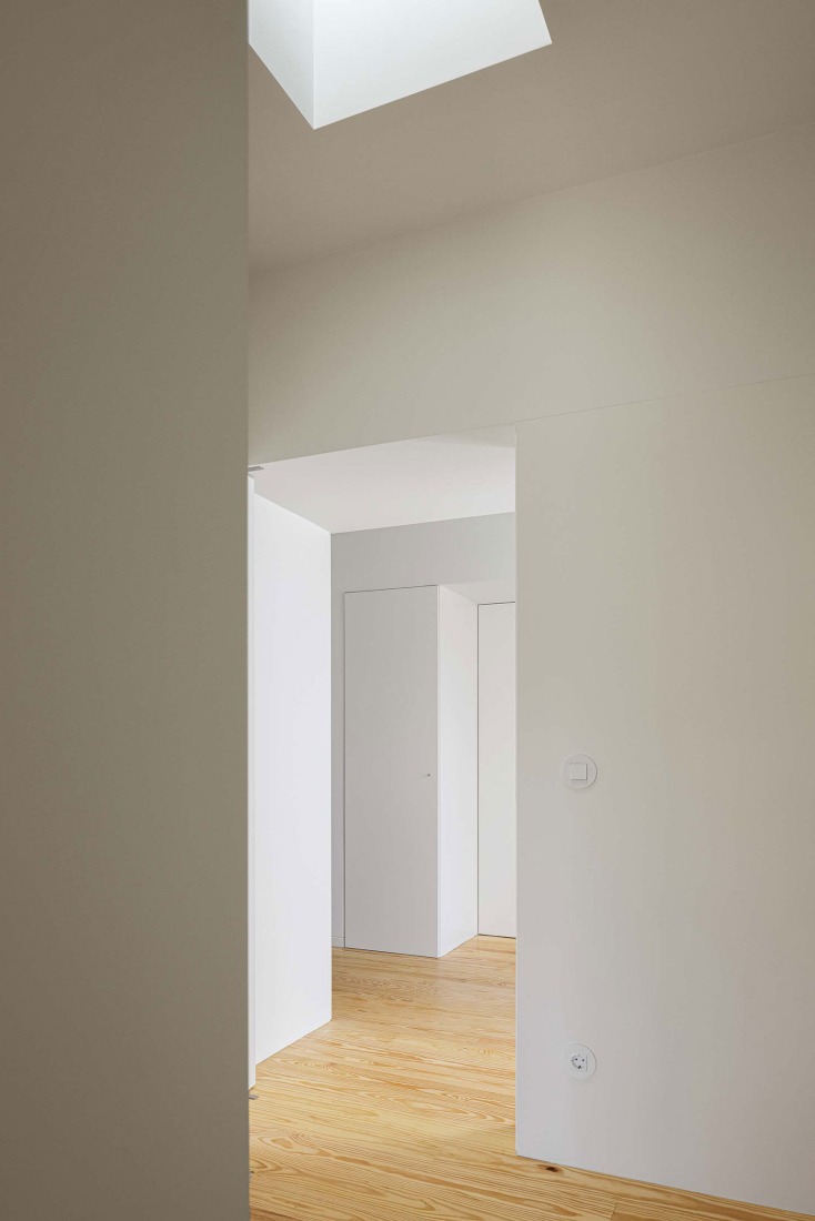 Casa Pedrantil por Helder da Rocha Arquitectos. Fotografía por Ivo Tavares Studio.