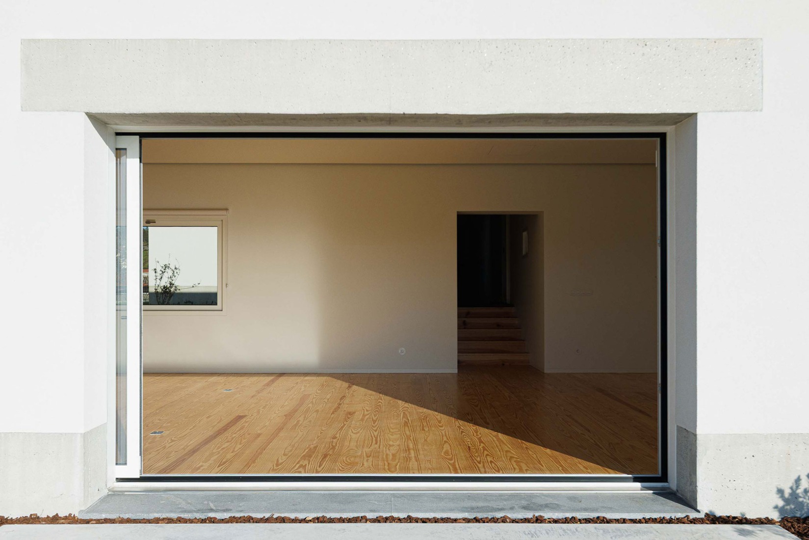 Casa Pedrantil por Helder da Rocha Arquitectos. Fotografía por Ivo Tavares Studio.
