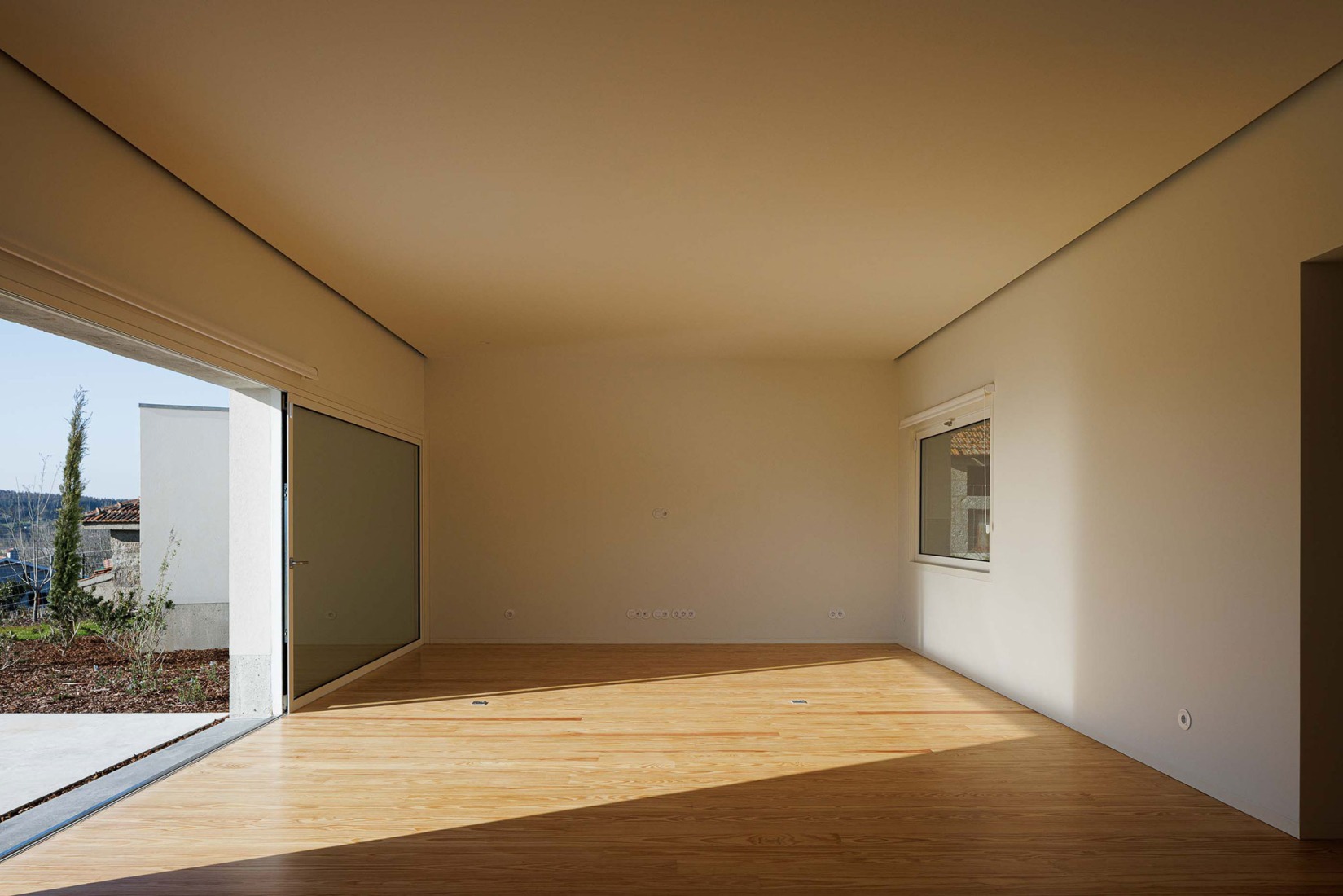 Casa Pedrantil por Helder da Rocha Arquitectos. Fotografía por Ivo Tavares Studio.