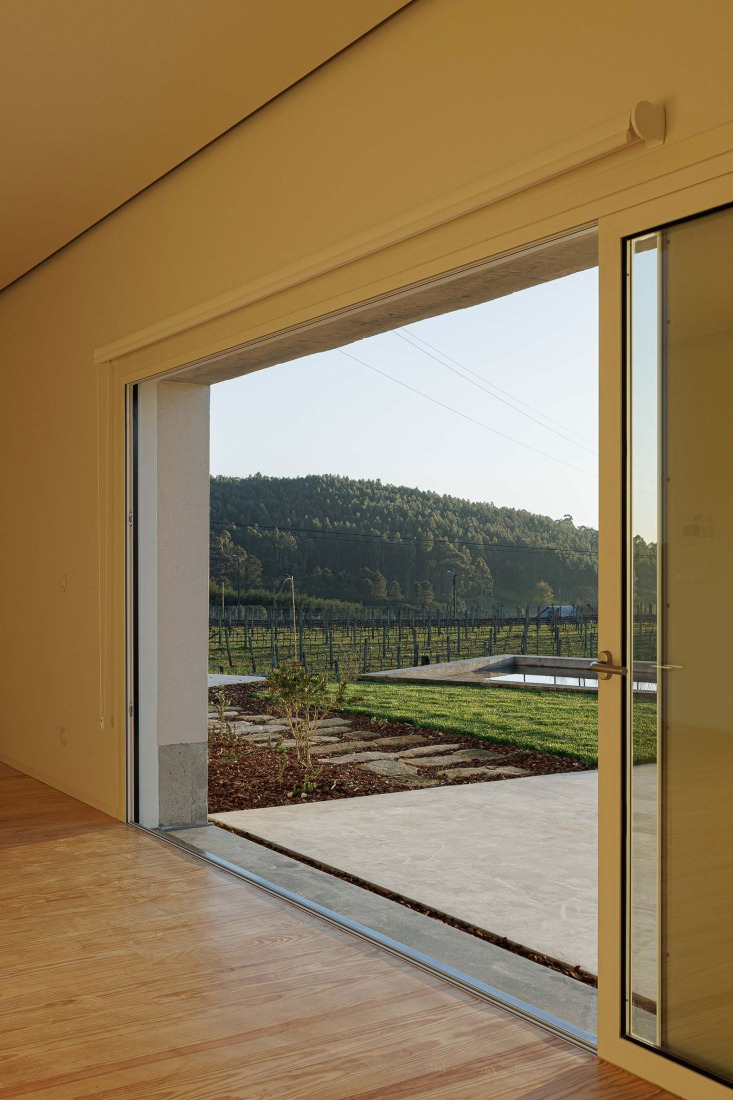 Casa Pedrantil por Helder da Rocha Arquitectos. Fotografía por Ivo Tavares Studio.