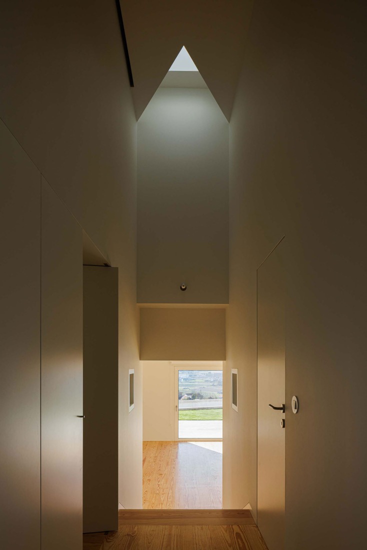 Casa Pedrantil por Helder da Rocha Arquitectos. Fotografía por Ivo Tavares Studio.