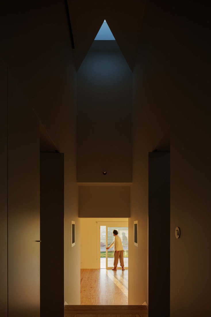 Casa Pedrantil por Helder da Rocha Arquitectos. Fotografía por Ivo Tavares Studio.