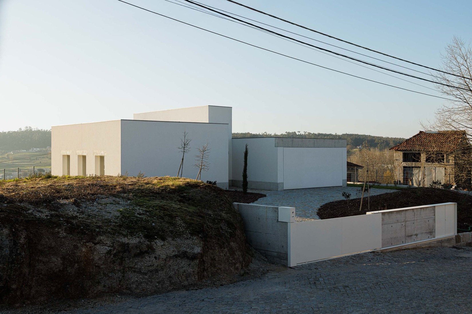 Casa Pedrantil por Helder da Rocha Arquitectos. Fotografía por Ivo Tavares Studio.
