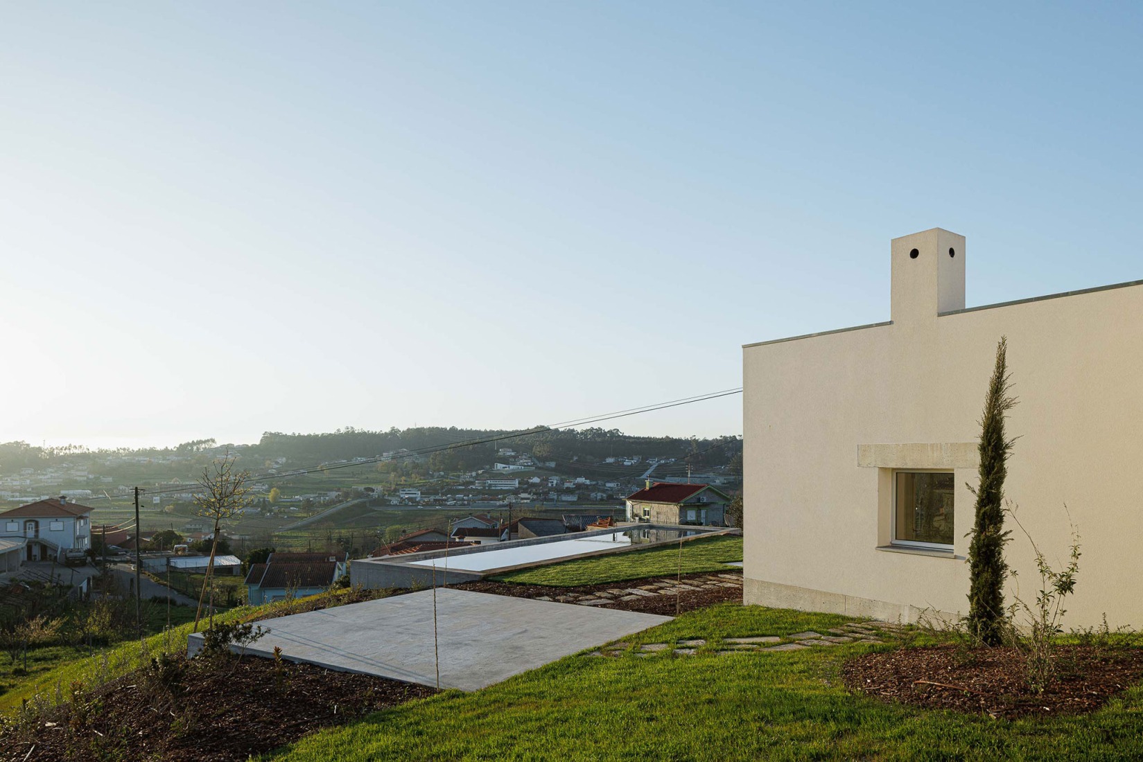 Casa Pedrantil por Helder da Rocha Arquitectos. Fotografía por Ivo Tavares Studio.