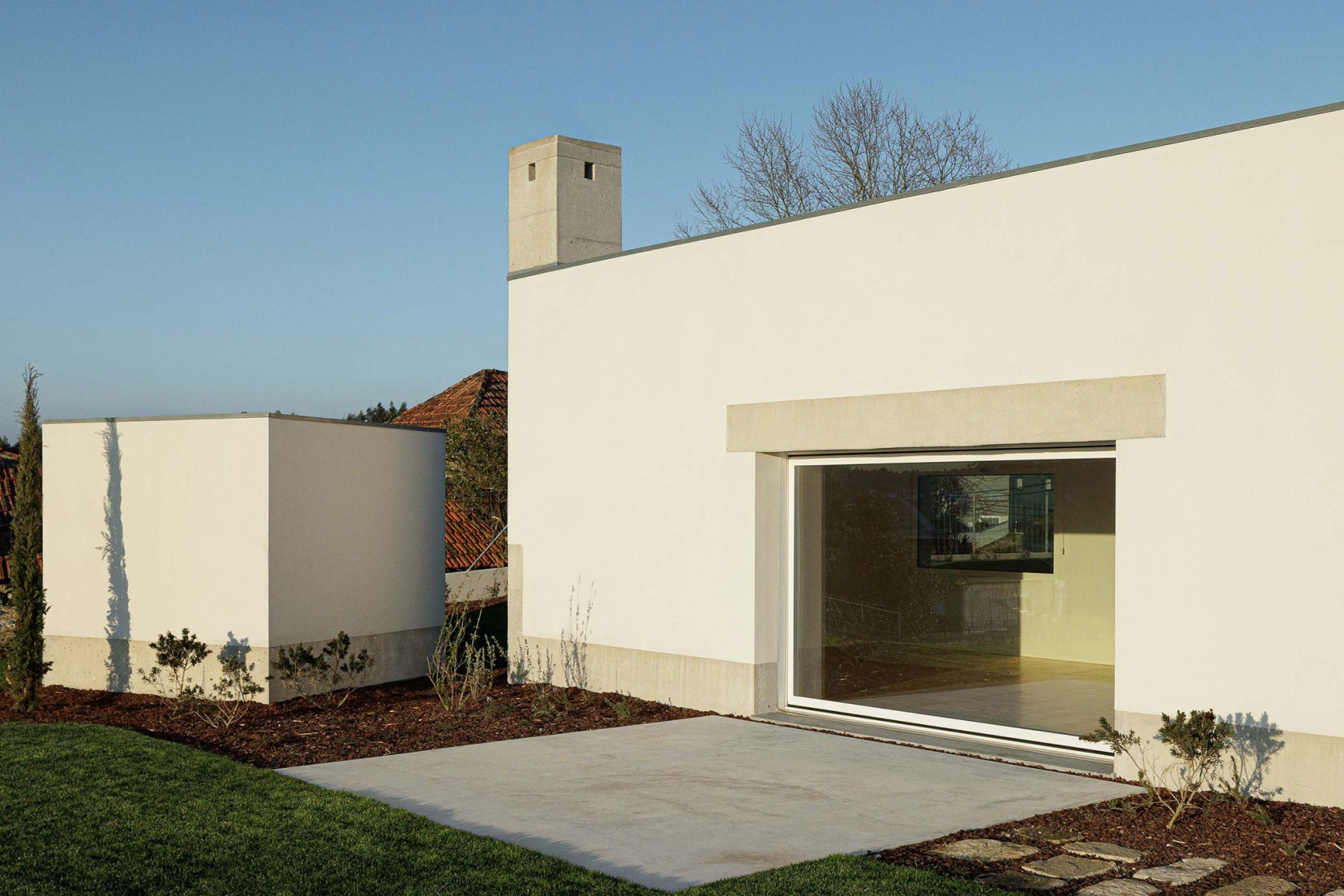 Casa Pedrantil por Helder da Rocha Arquitectos. Fotografía por Ivo Tavares Studio.