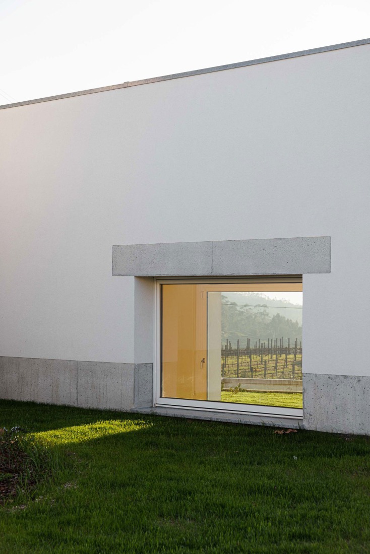 Casa Pedrantil por Helder da Rocha Arquitectos. Fotografía por Ivo Tavares Studio.
