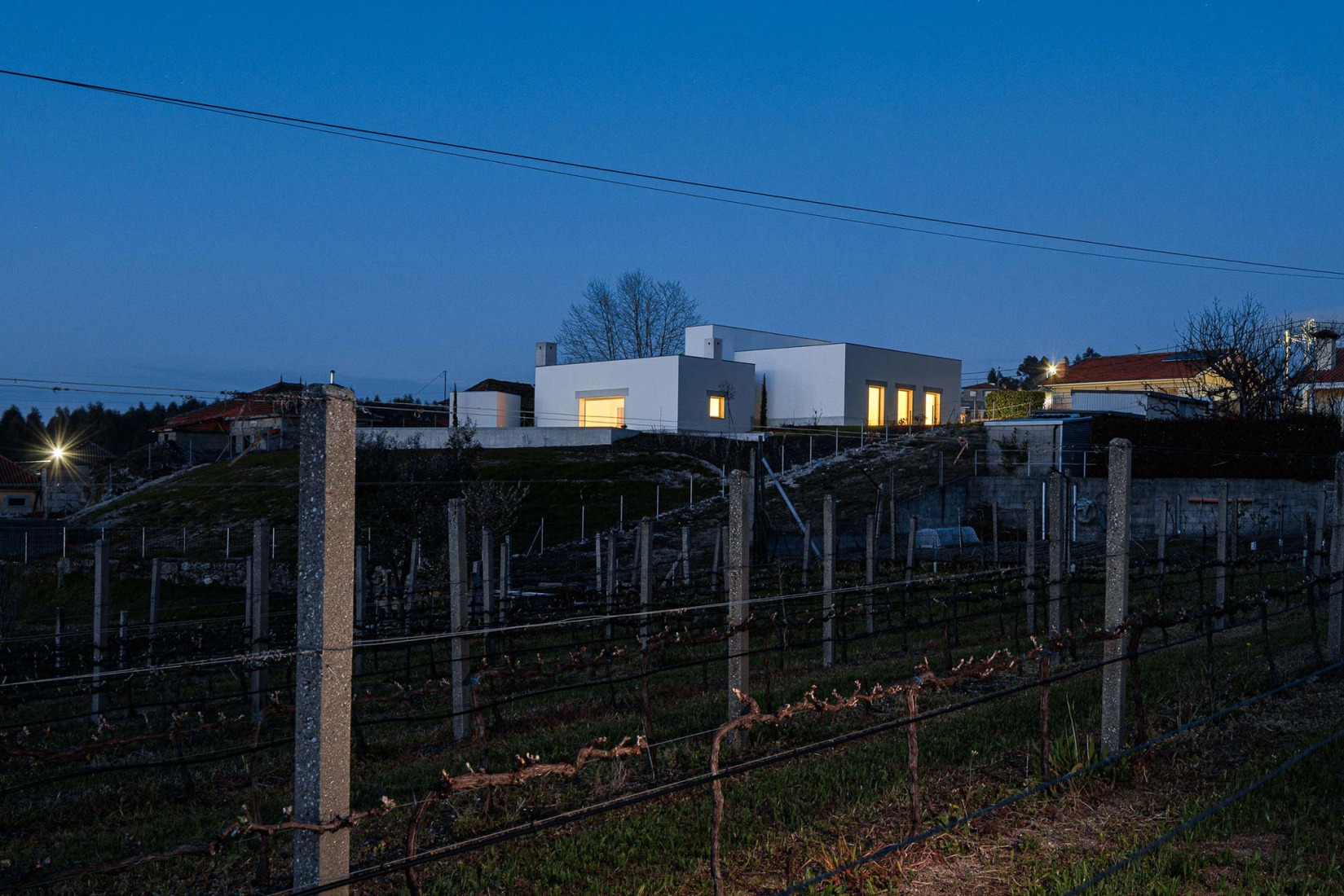 Casa Pedrantil por Helder da Rocha Arquitectos. Fotografía por Ivo Tavares Studio.