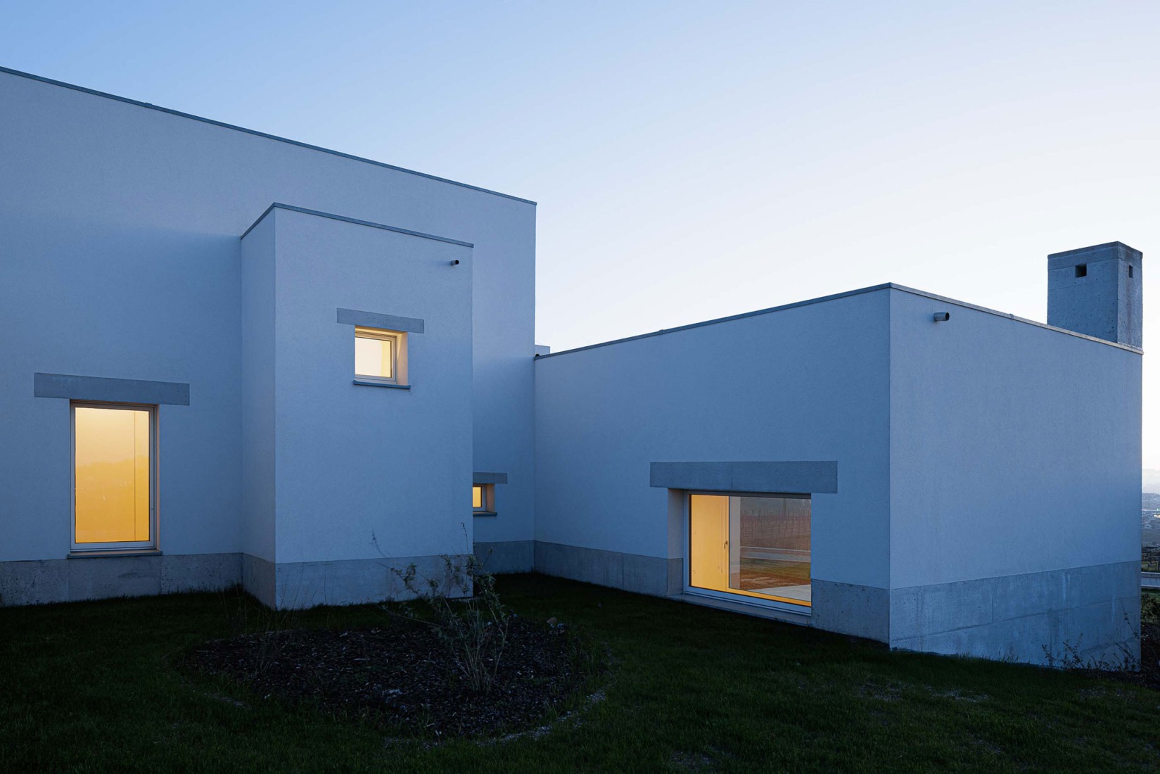 Casa Pedrantil por Helder da Rocha Arquitectos. Fotografía por Ivo Tavares Studio.