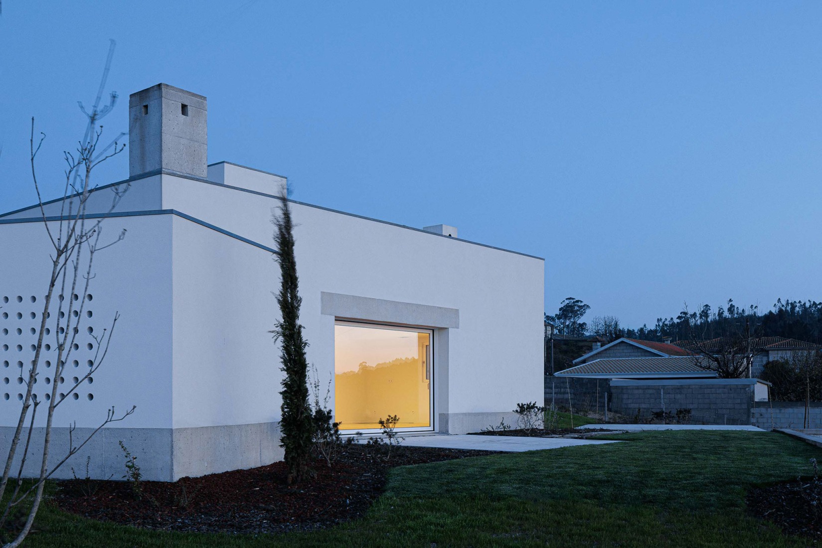 Casa Pedrantil por Helder da Rocha Arquitectos. Fotografía por Ivo Tavares Studio.