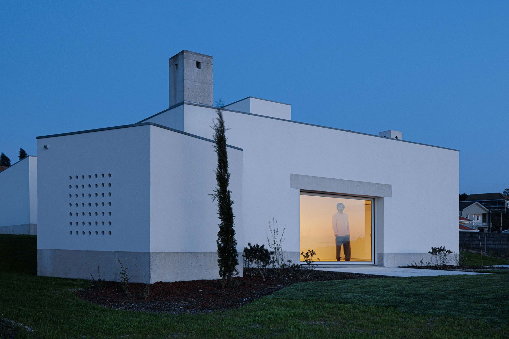 Casa Pedrantil por Helder da Rocha Arquitectos. Fotografía por Ivo Tavares Studio.