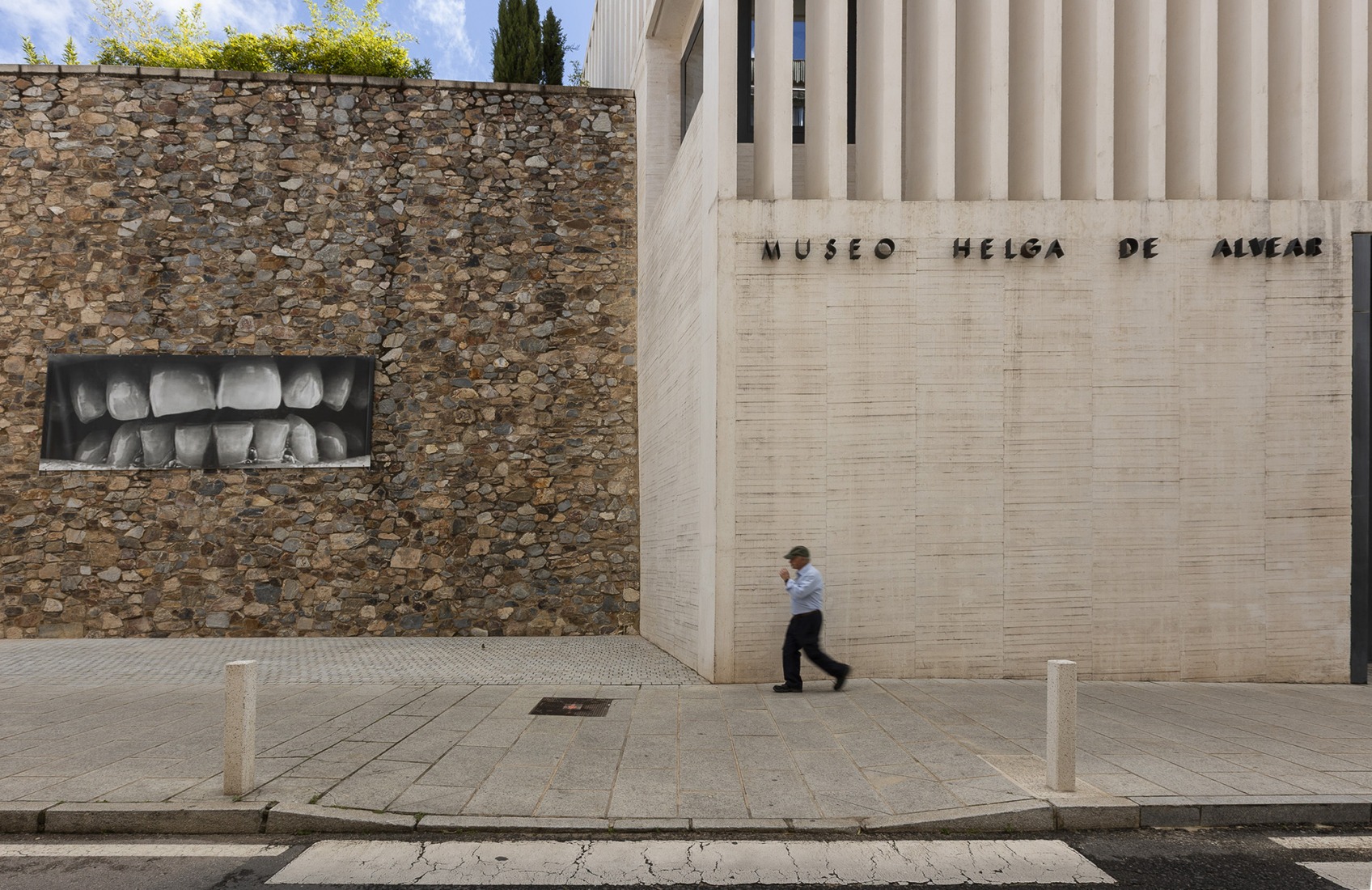 Dientes Palestinos (2024), Santiago Sierra. Fotografía por Jorge Armestar. Cortesía del Estudio Santiago Sierra y Museo Helga de Alvear.