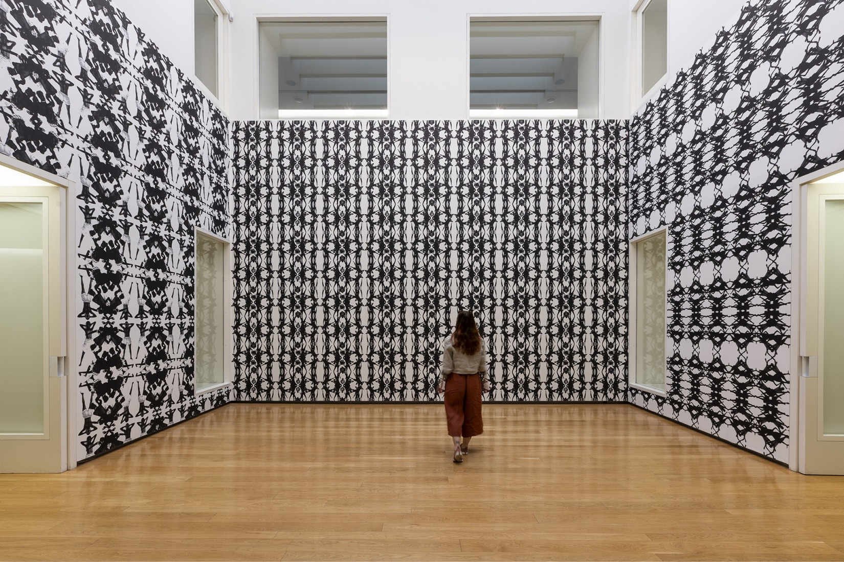 Detalle de Wallpaper: The Maelström (2025), Santiago Sierra. Fotografía por Jorge Armestar. Cortesía del Estudio Santiago Sierra y Museo Helga de Alvear.