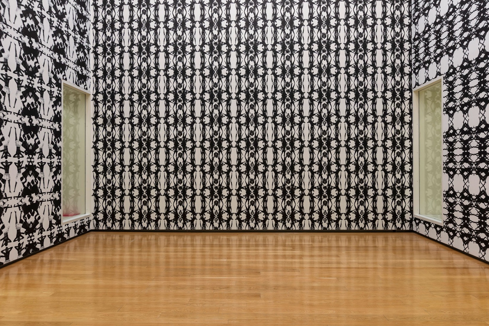 Detalle de Wallpaper: The Maelström (2025), Santiago Sierra. Fotografía por Jorge Armestar. Cortesía del Estudio Santiago Sierra y Museo Helga de Alvear.