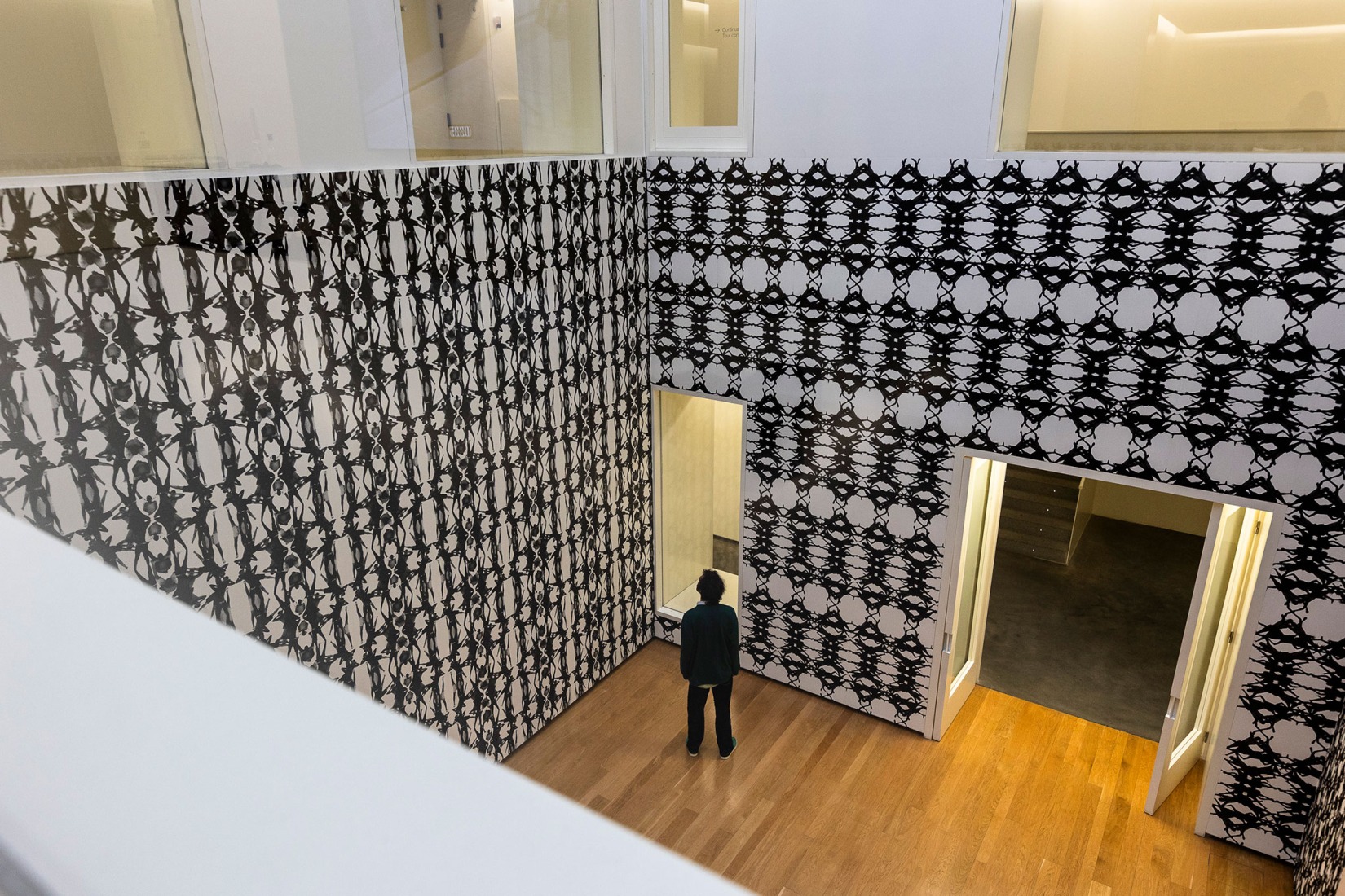 Detalle de Wallpaper: The Maelström (2025), Santiago Sierra. Fotografía por Jorge Armestar. Cortesía del Estudio Santiago Sierra y Museo Helga de Alvear.
