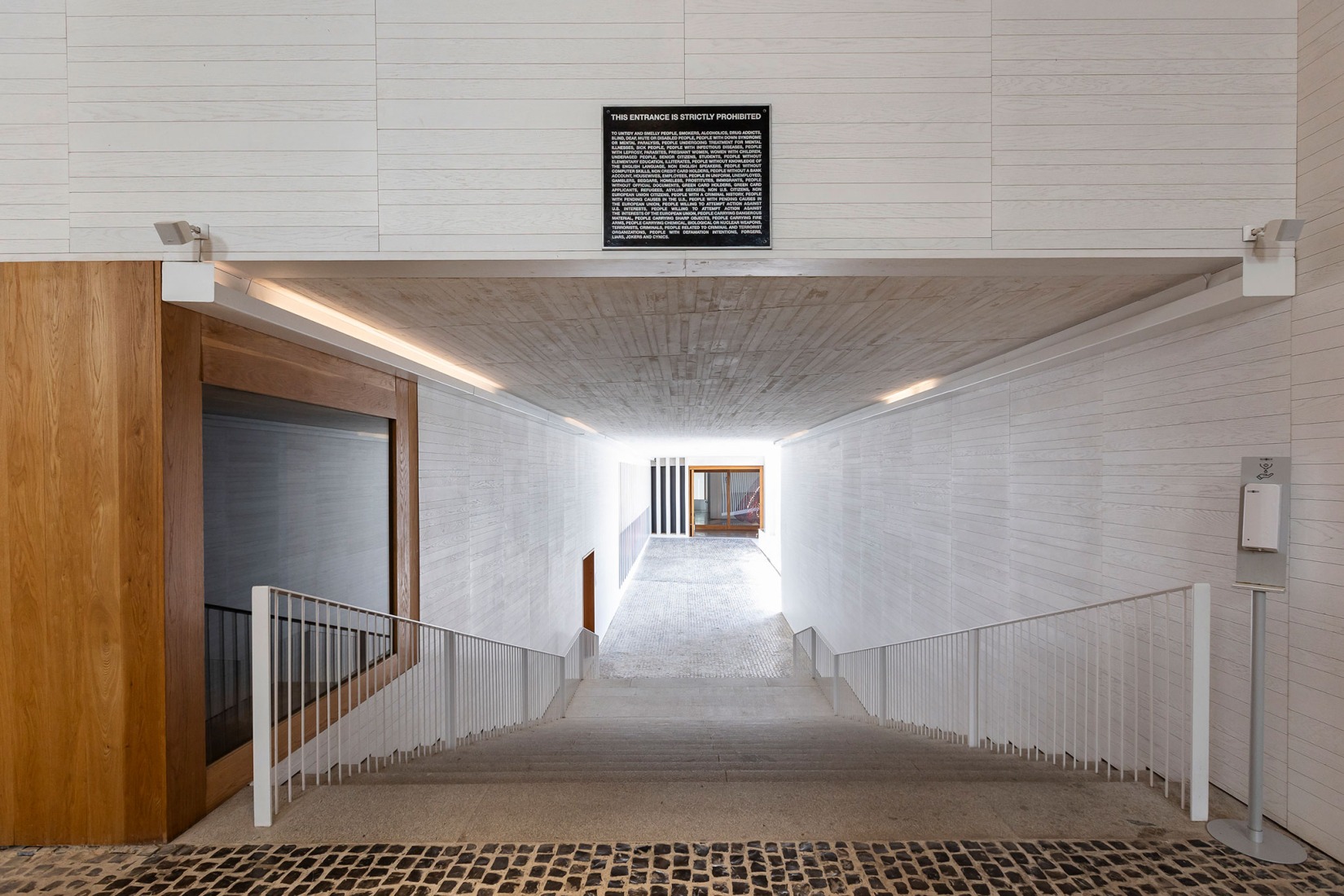 Placa para puerta (2006), Santiago Sierra. Fotografía por Jorge Armestar. Cortesía del Estudio Santiago Sierra y Museo Helga de Alvear.
