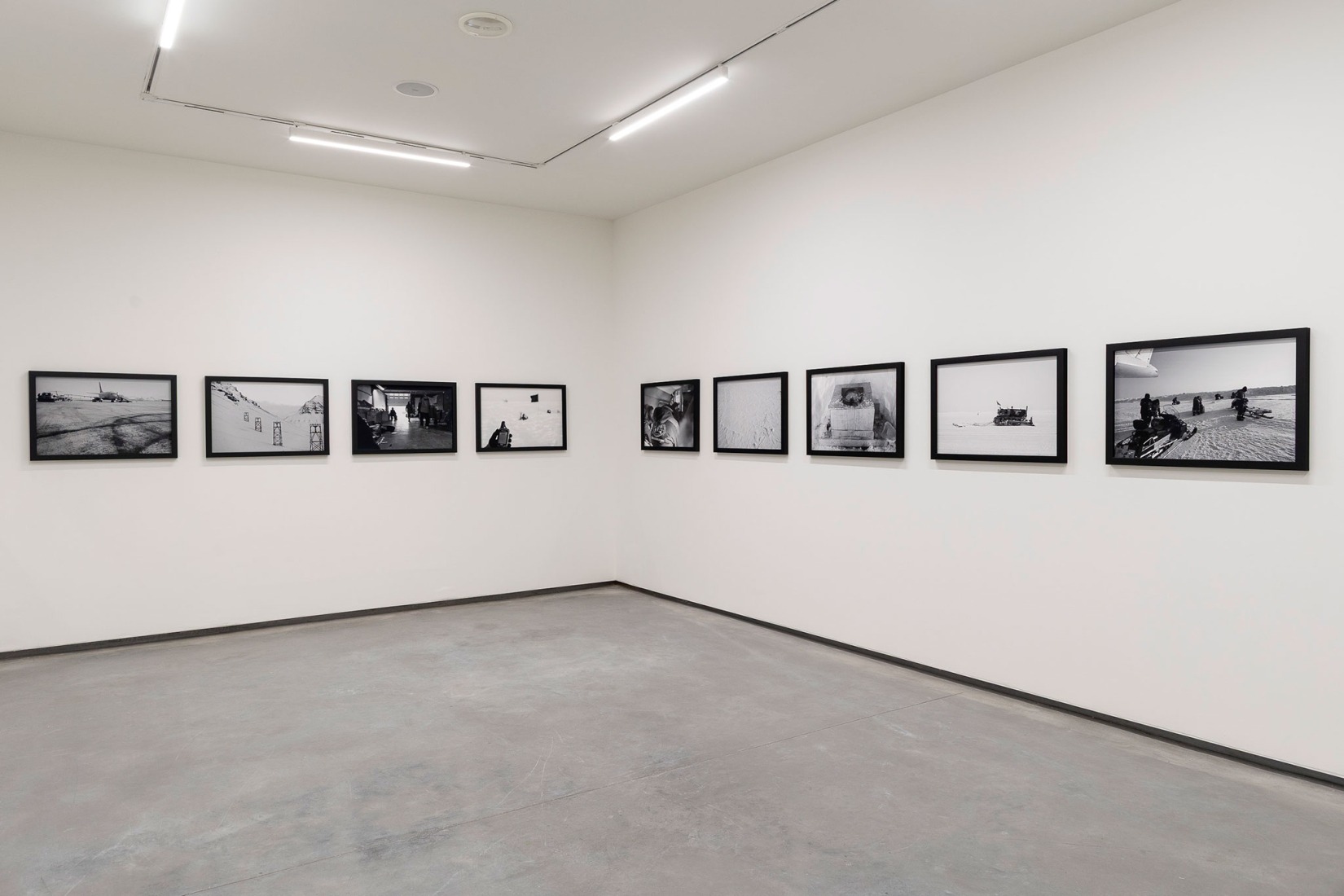 Bandera negra (2015), Santiago Sierra. Colección Helga de Alvear. Fotografía por Jorge Armestar. Cortesía del Museo Helga de Alvear.