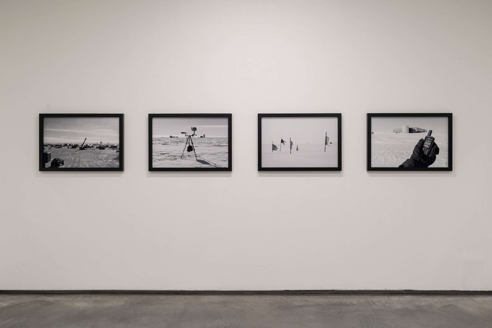 Bandera negra (2015), Santiago Sierra. Colección Helga de Alvear. Fotografía por Jorge Armestar. Cortesía del Museo Helga de Alvear.