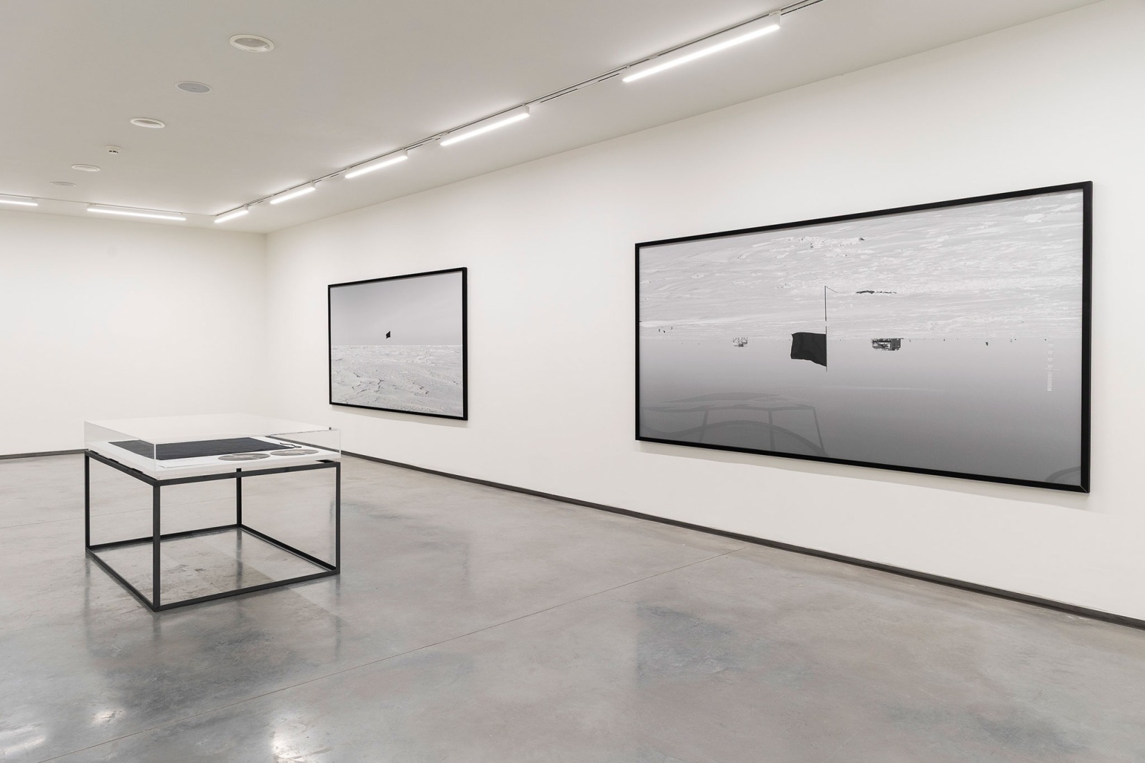Bandera negra (2015), Santiago Sierra. Colección Helga de Alvear. Fotografía por Jorge Armestar. Cortesía del Museo Helga de Alvear.