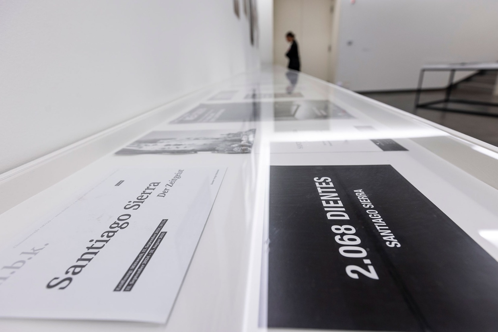 Archivo Santiago Sierra, ca. 1990-2024. Tarjetas, carteles, catálogos de exposiciones y noticias de prensa. Cortesía del artista.