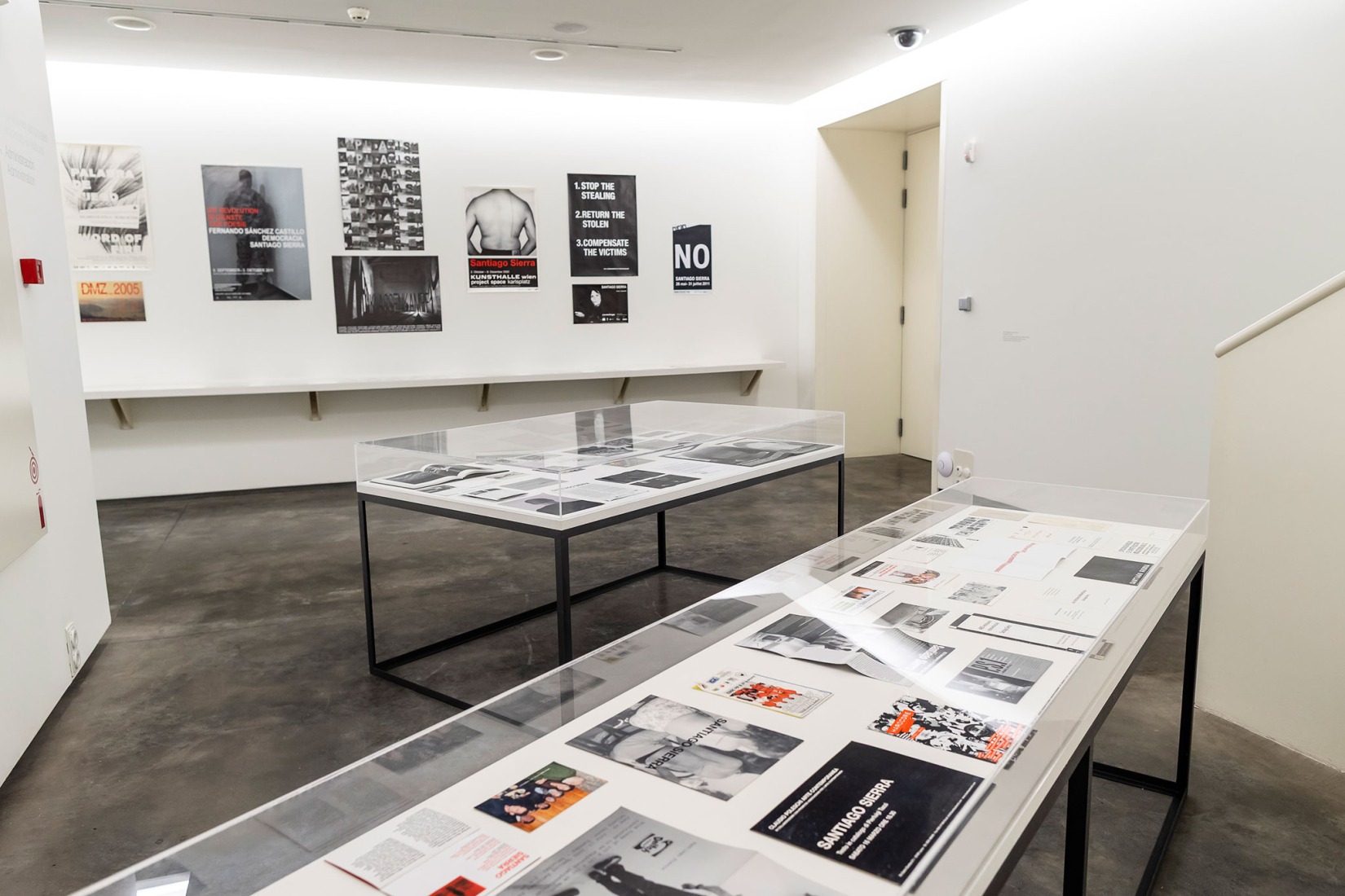 Archivo Santiago Sierra, ca. 1990-2024. Tarjetas, carteles, catálogos de exposiciones y noticias de prensa. Cortesía del artista.