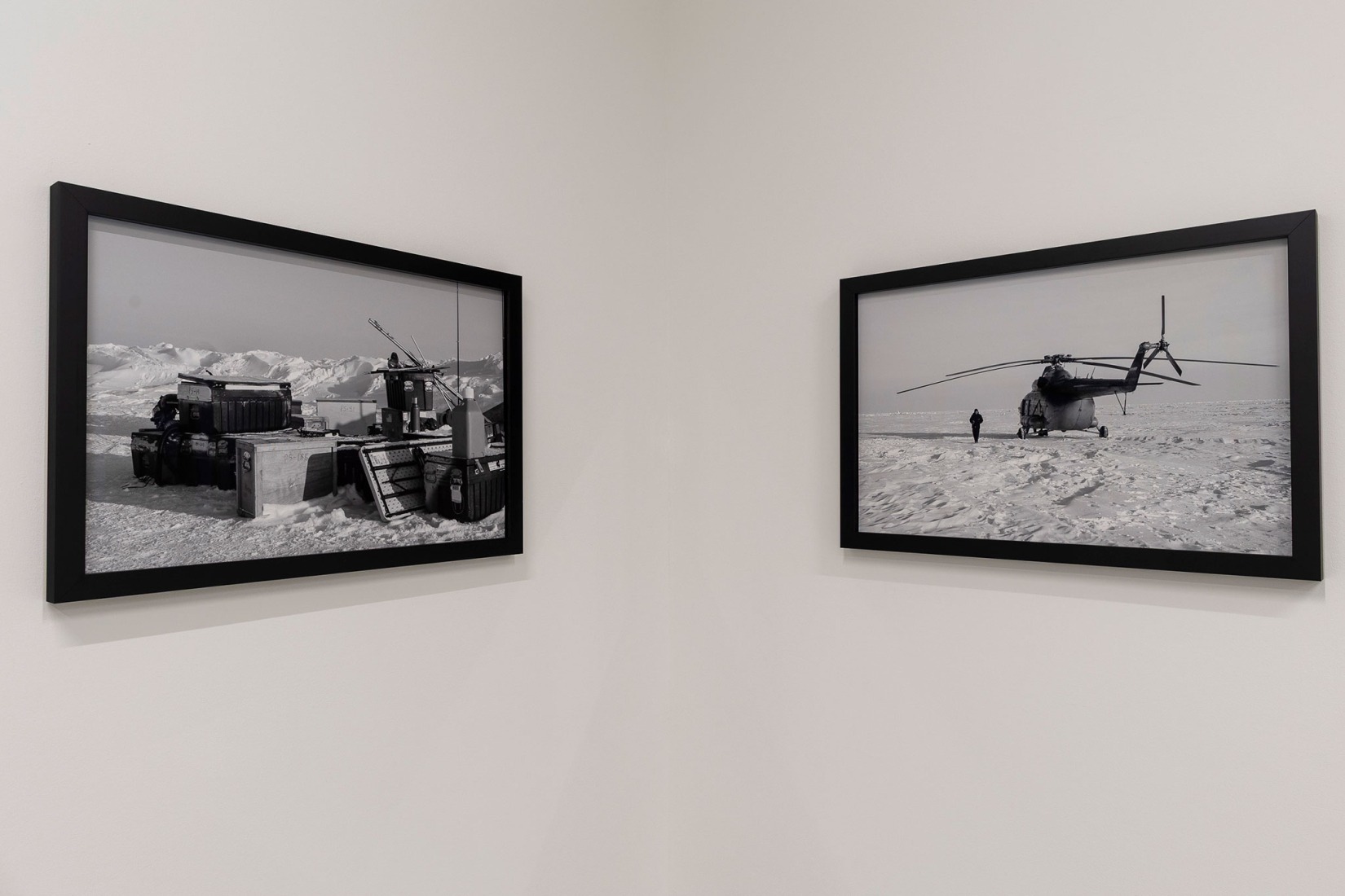 Bandera negra (2015), Santiago Sierra. Colección Helga de Alvear. Fotografía por Jorge Armestar. Cortesía del Museo Helga de Alvear.