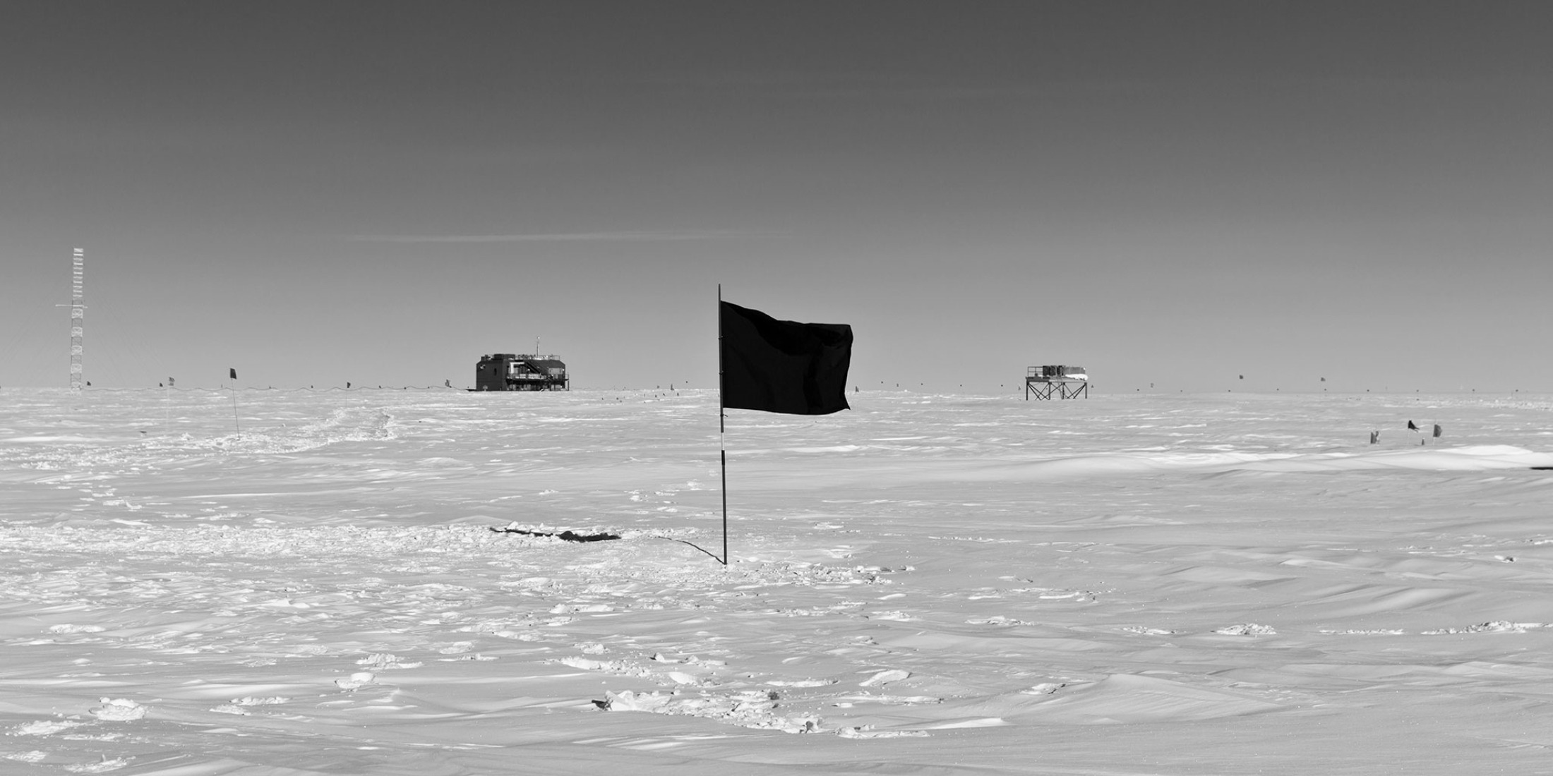 Bandera negra (2015), Santiago Sierra. Colección Helga de Alvear. Cortesía del Museo Helga de Alvear.
