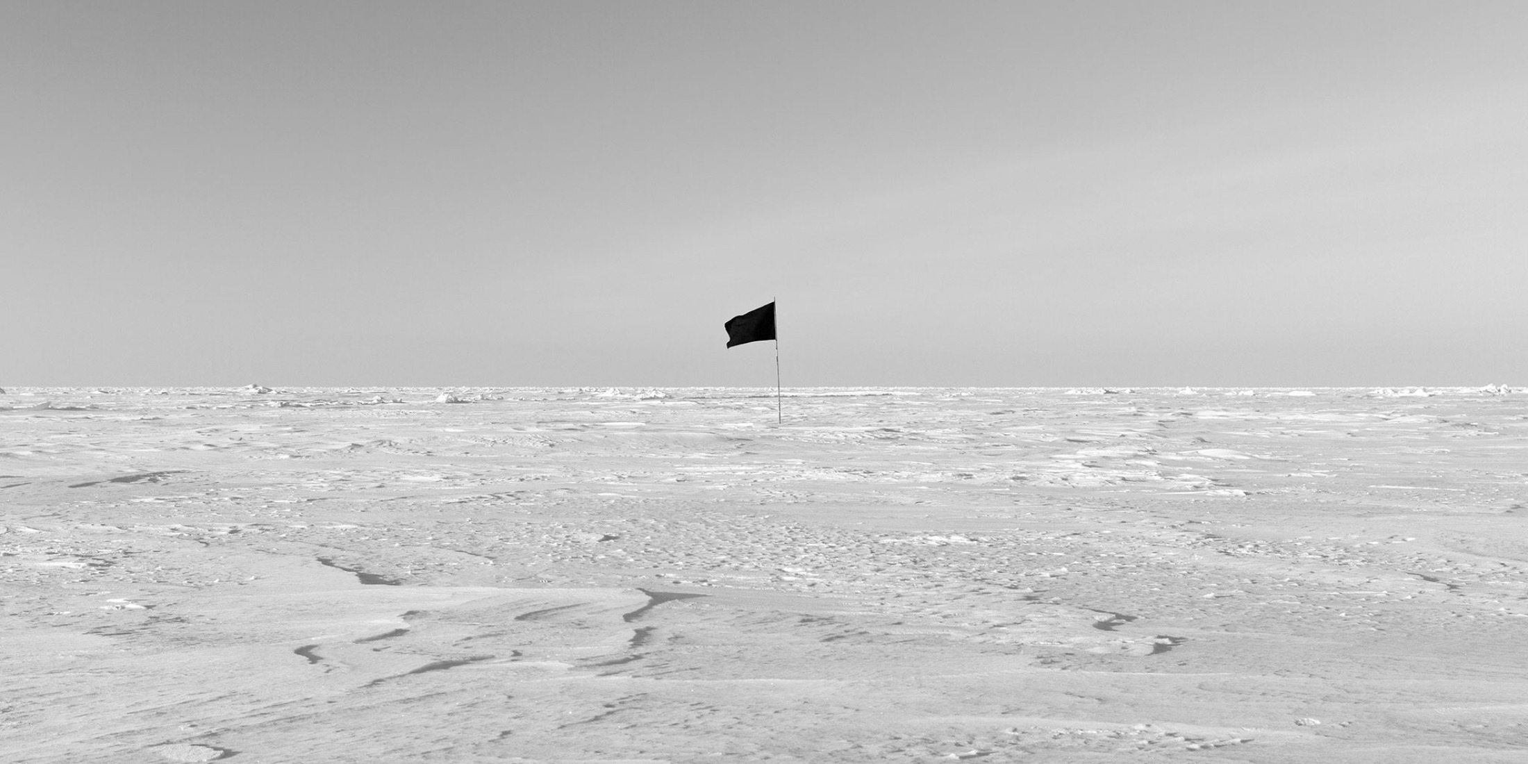 Bandera negra (2015), Santiago Sierra. Colección Helga de Alvear. Cortesía del Museo Helga de Alvear.