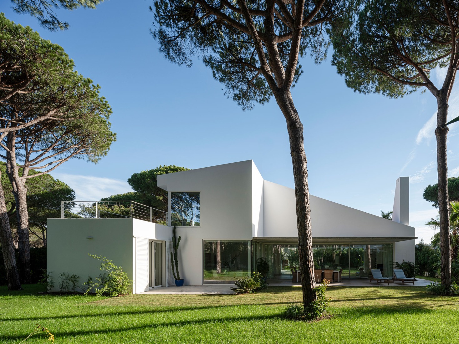 Single-family house in Roche by DL+A Arquitectos. Photograph by Fernando Alda.