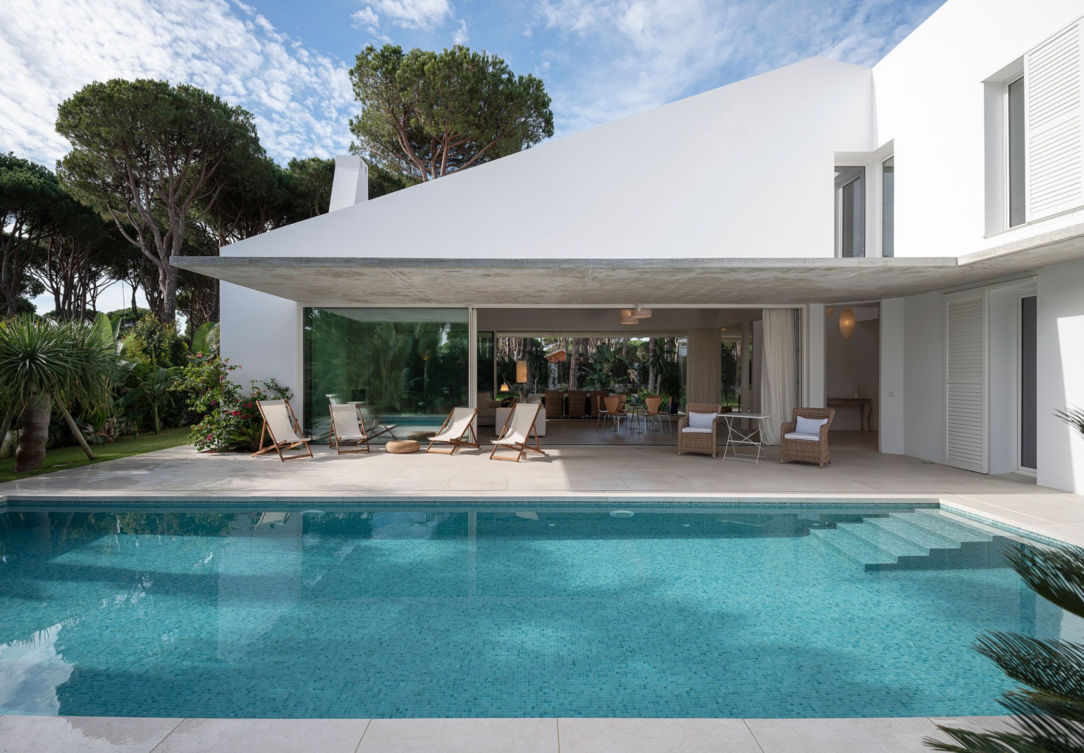 Single-family house in Roche by DL+A Arquitectos. Photograph by Fernando Alda.