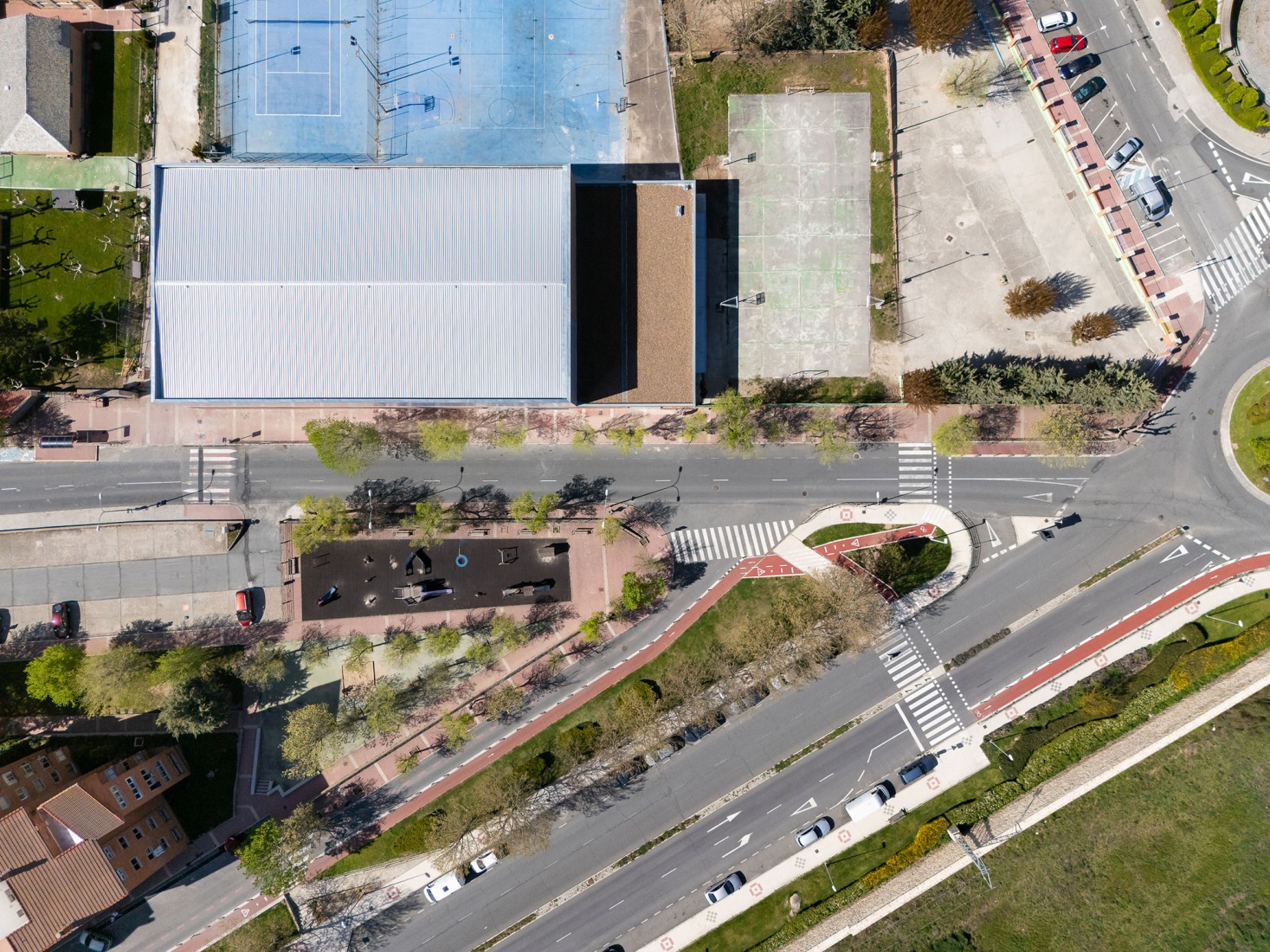 "Carlos Soria" Sports Hall by ABLM arquitectos. Photograph by Gabriel Gallegos.