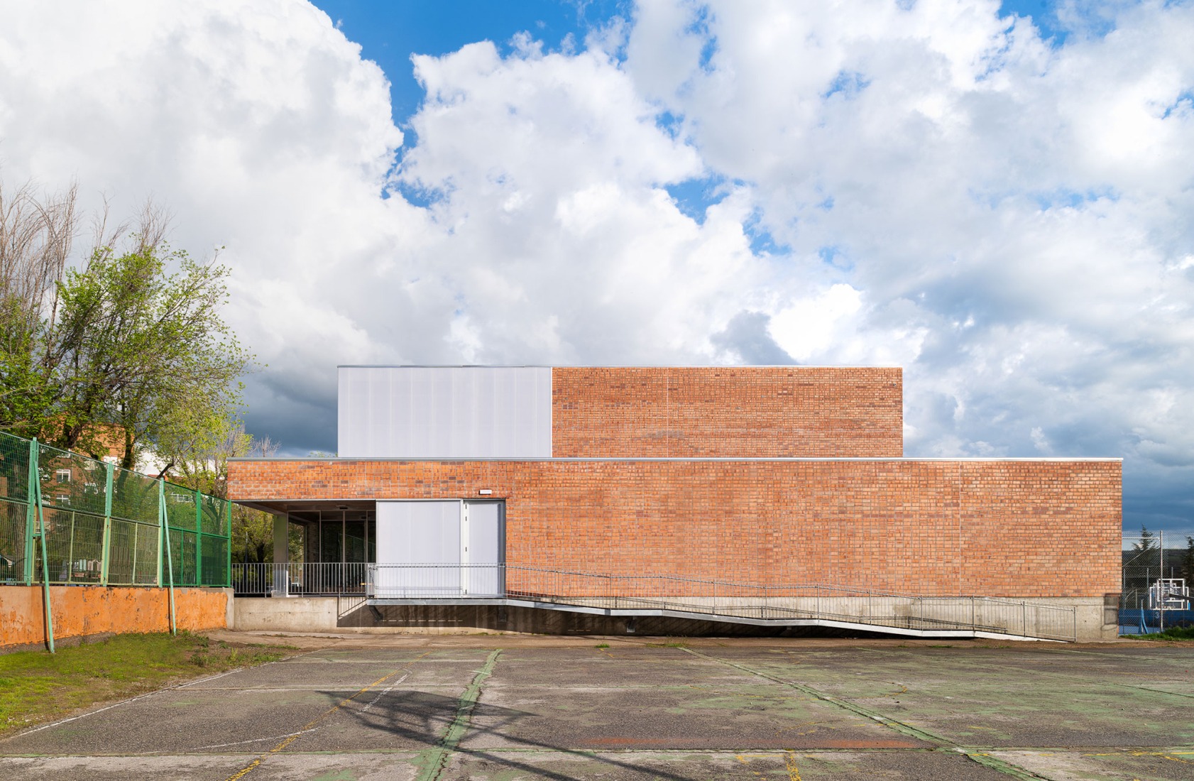 "Carlos Soria" Sports Hall by ABLM arquitectos. Photograph by Gabriel Gallegos.