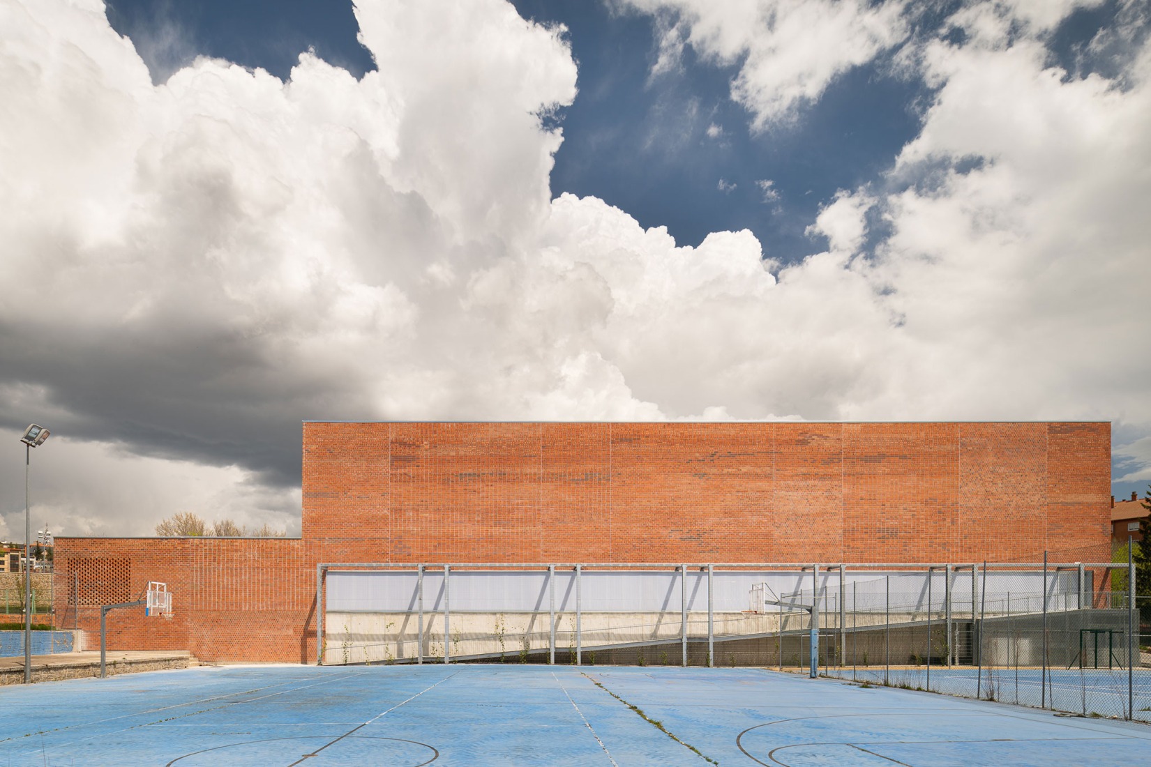 "Carlos Soria" Sports Hall by ABLM arquitectos. Photograph by Gabriel Gallegos.