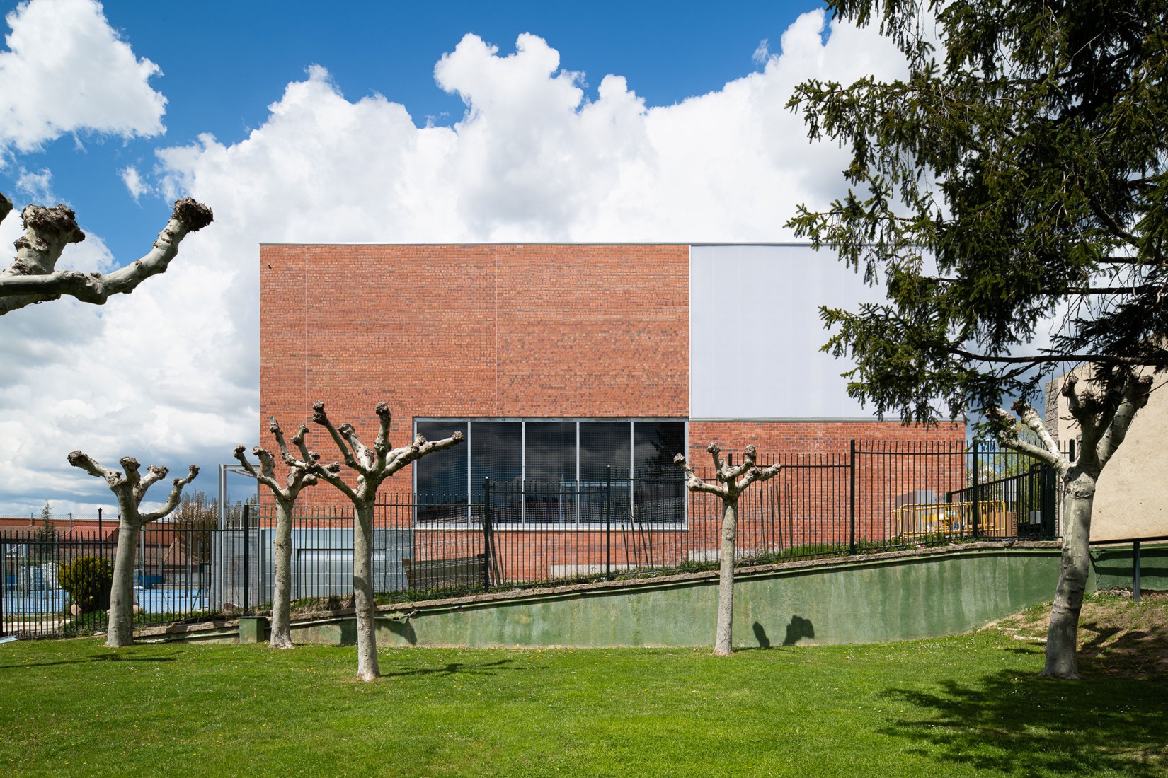 "Carlos Soria" Sports Hall by ABLM arquitectos. Photograph by Gabriel Gallegos.