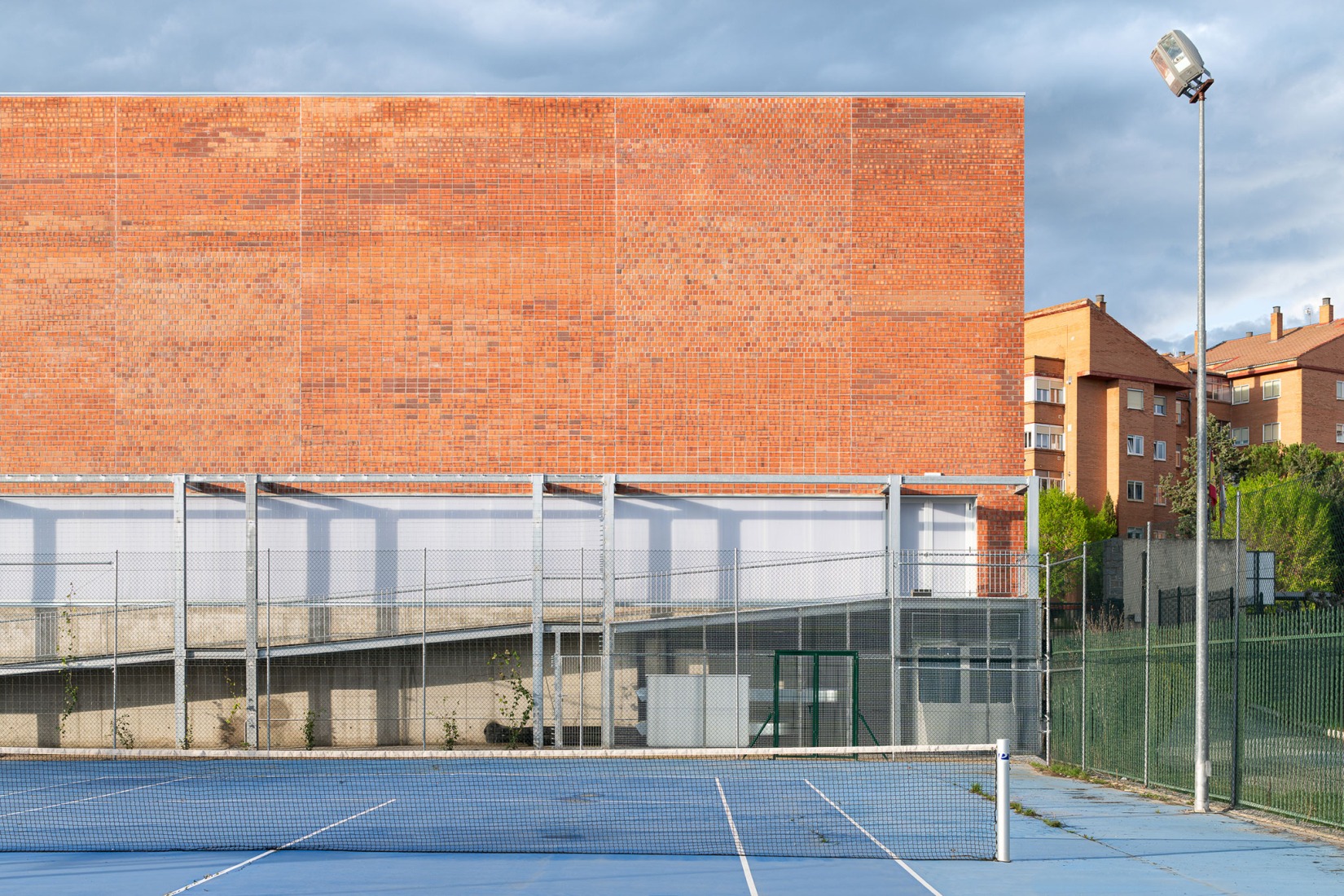 "Carlos Soria" Sports Hall by ABLM arquitectos. Photograph by Gabriel Gallegos.