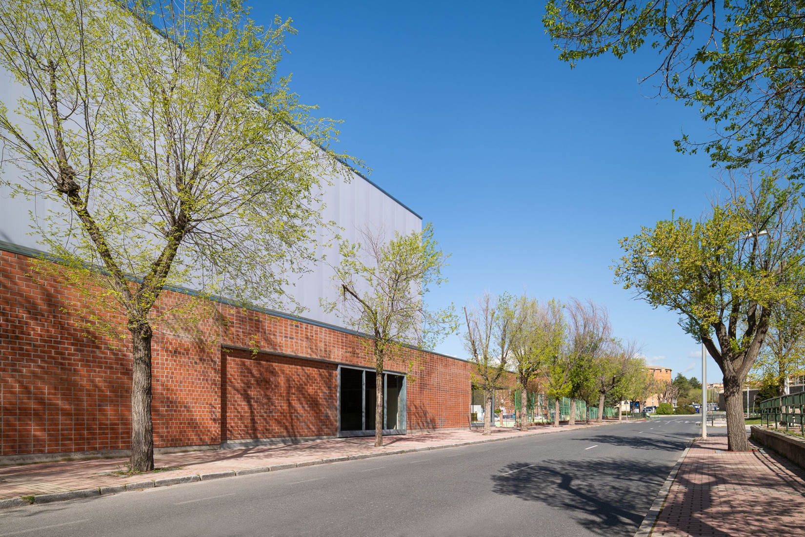 "Carlos Soria" Sports Hall by ABLM arquitectos. Photograph by Gabriel Gallegos.