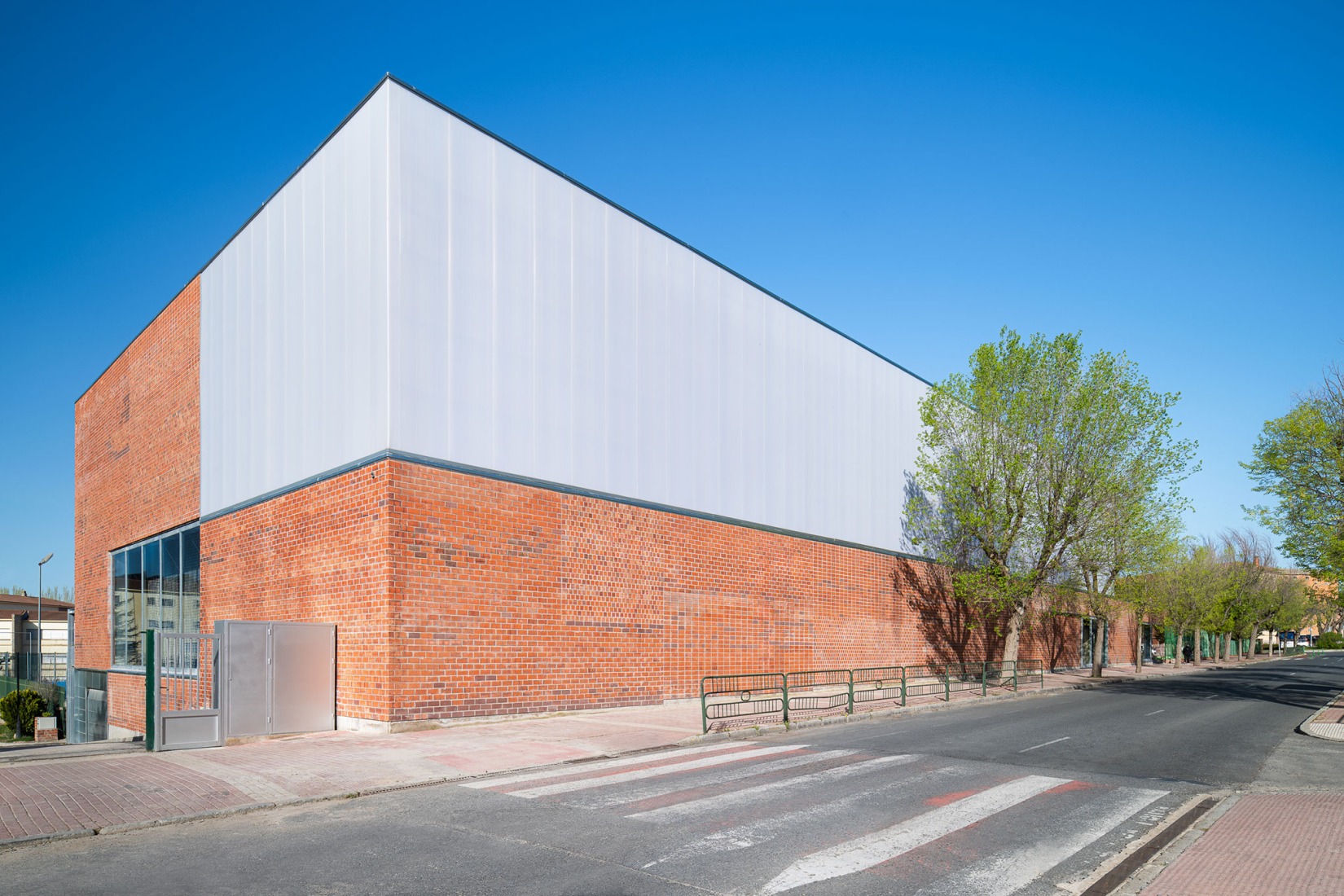 "Carlos Soria" Sports Hall by ABLM arquitectos. Photograph by Gabriel Gallegos.