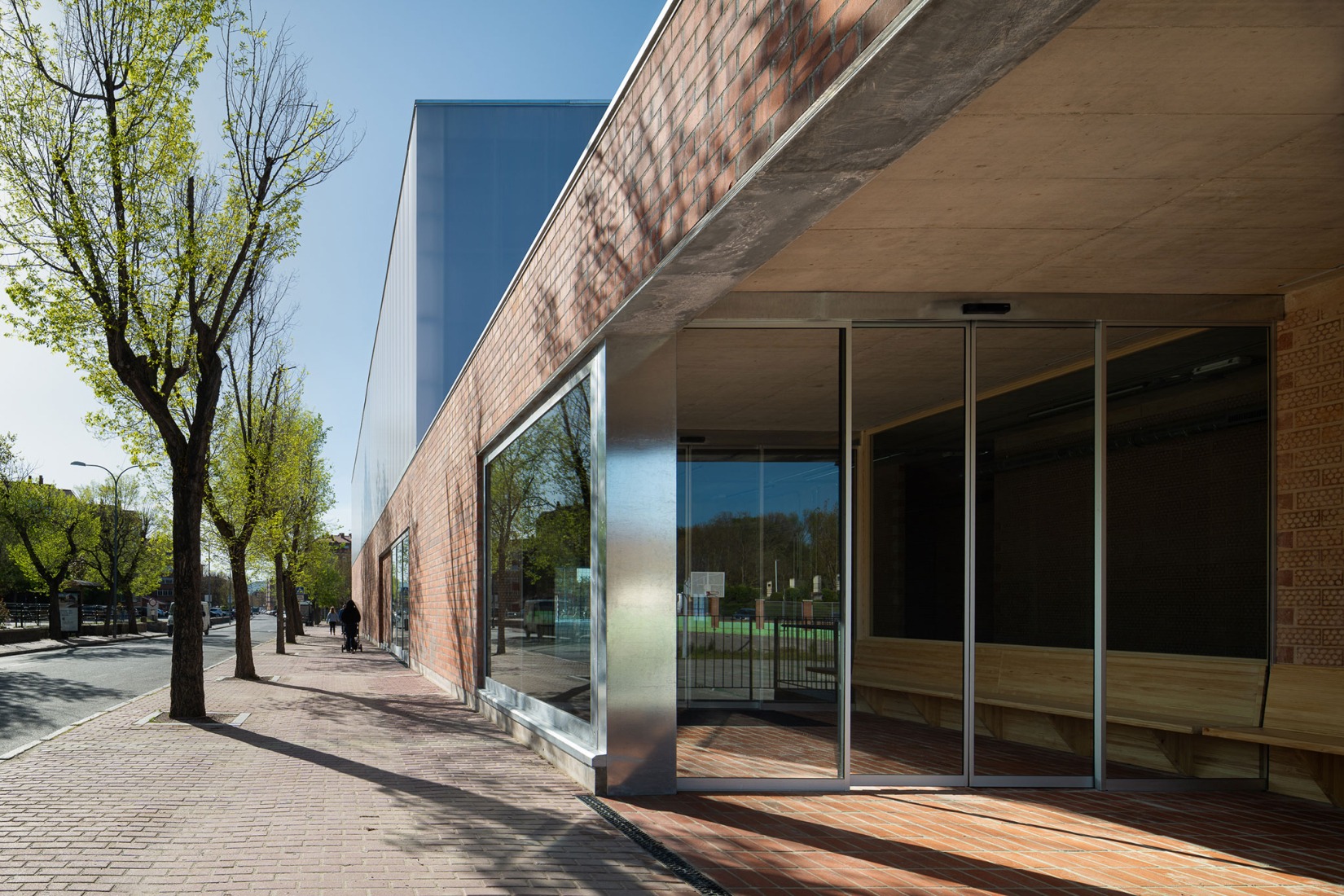 "Carlos Soria" Sports Hall by ABLM arquitectos. Photograph by Gabriel Gallegos.