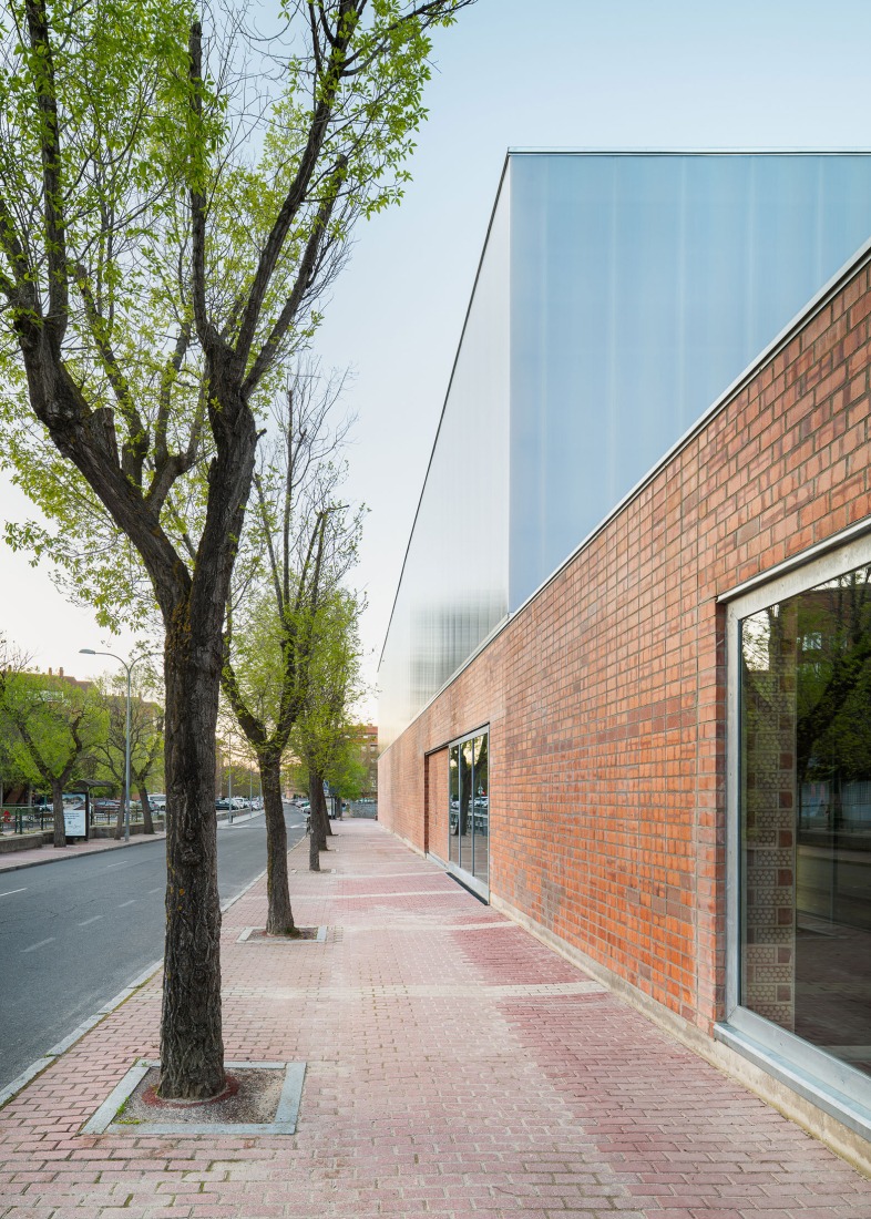 "Carlos Soria" Sports Hall by ABLM arquitectos. Photograph by Gabriel Gallegos.