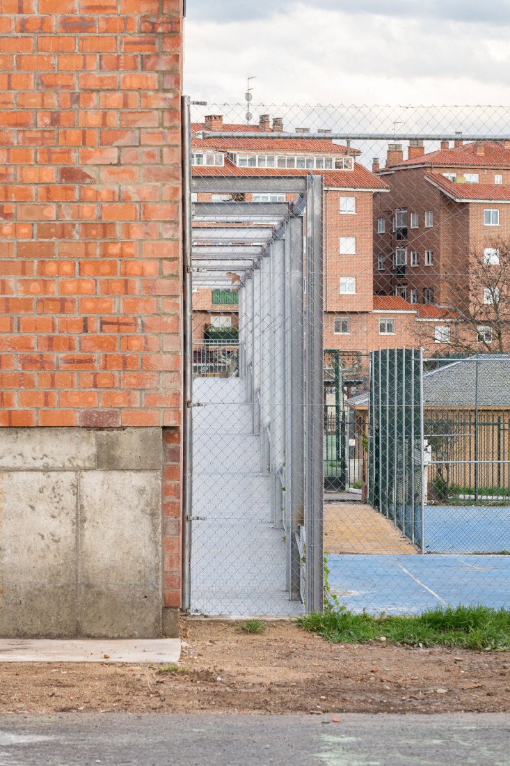 "Carlos Soria" Sports Hall by ABLM arquitectos. Photograph by Gabriel Gallegos.