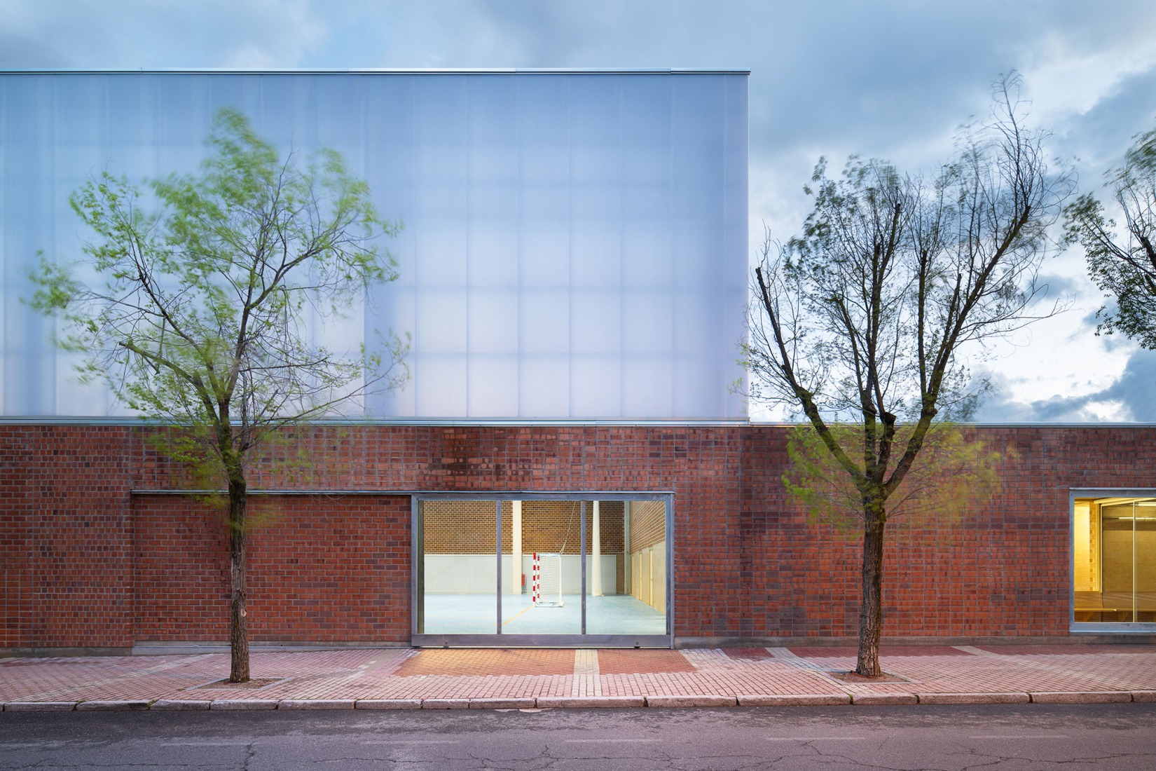 "Carlos Soria" Sports Hall by ABLM arquitectos. Photograph by Gabriel Gallegos.