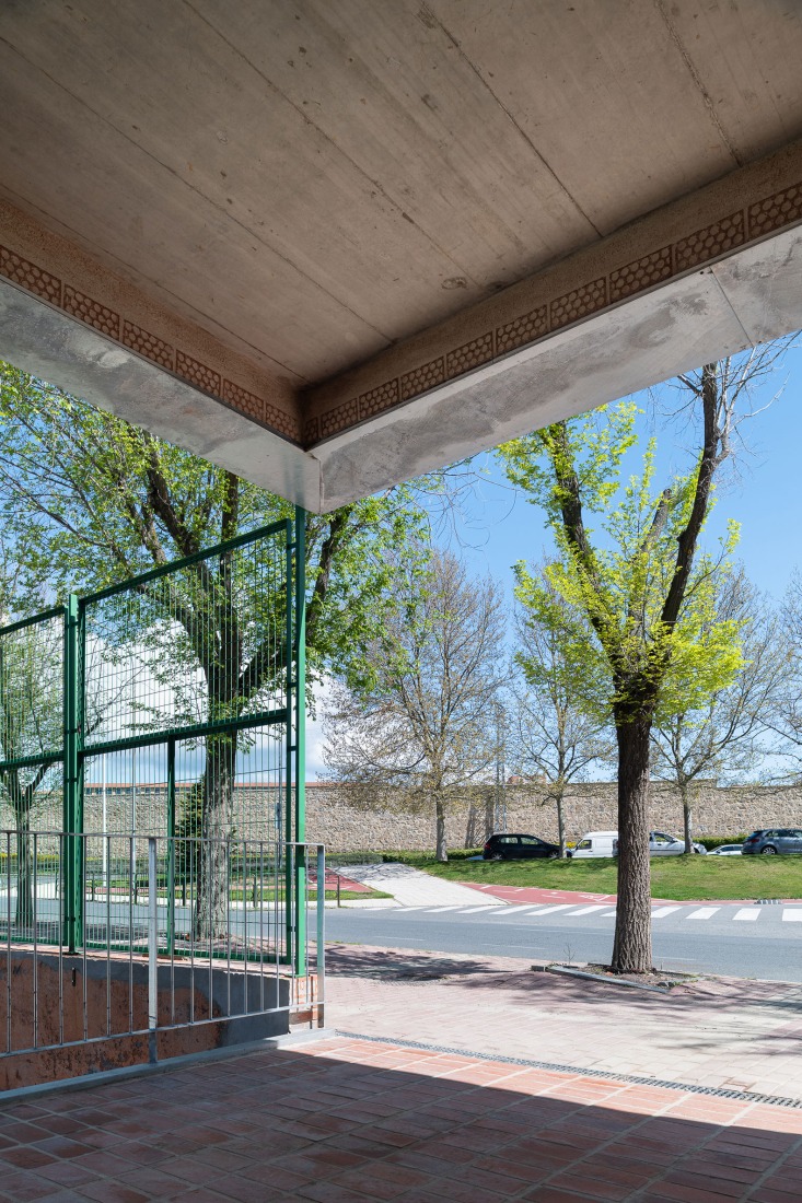 "Carlos Soria" Sports Hall by ABLM arquitectos. Photograph by Gabriel Gallegos.