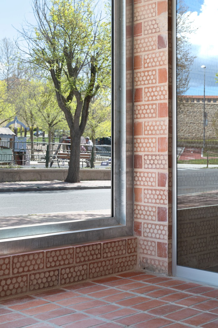 "Carlos Soria" Sports Hall by ABLM arquitectos. Photograph by Gabriel Gallegos.
