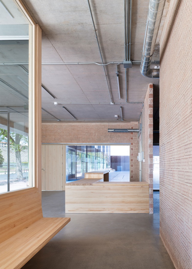 "Carlos Soria" Sports Hall by ABLM arquitectos. Photograph by Gabriel Gallegos.