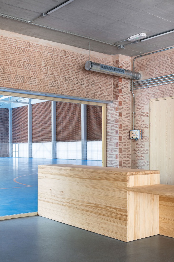 "Carlos Soria" Sports Hall by ABLM arquitectos. Photograph by Gabriel Gallegos.