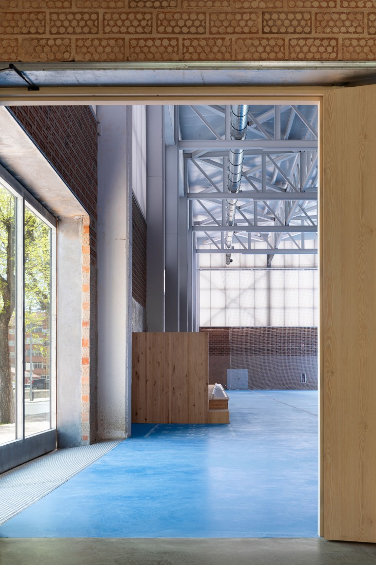 "Carlos Soria" Sports Hall by ABLM arquitectos. Photograph by Gabriel Gallegos.