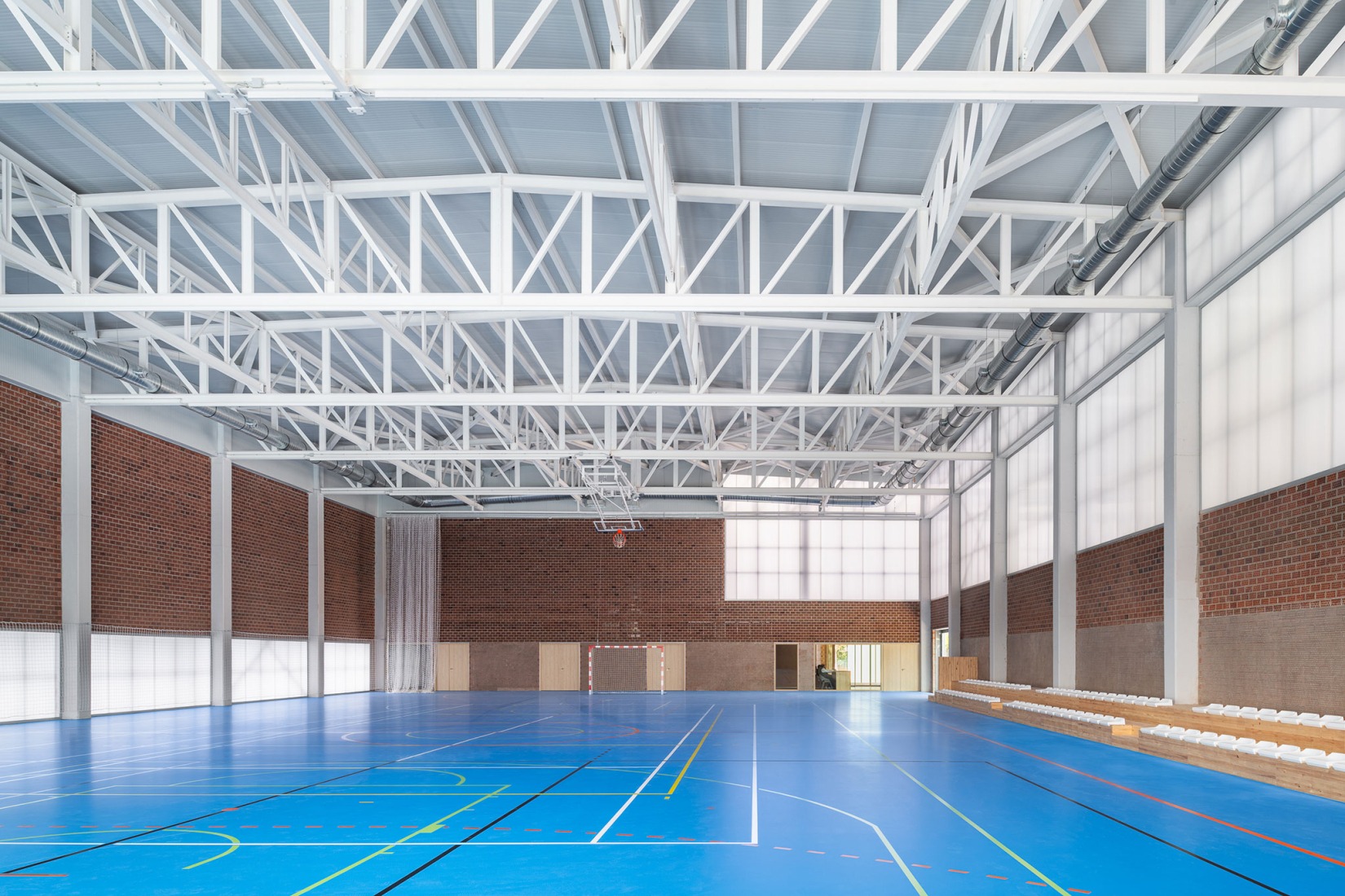 "Carlos Soria" Sports Hall by ABLM arquitectos. Photograph by Gabriel Gallegos.