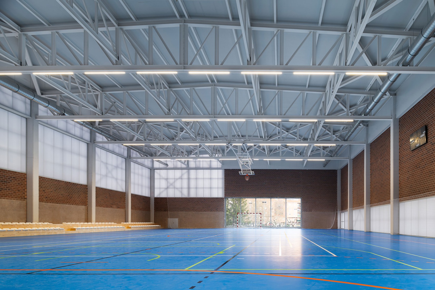 "Carlos Soria" Sports Hall by ABLM arquitectos. Photograph by Gabriel Gallegos.