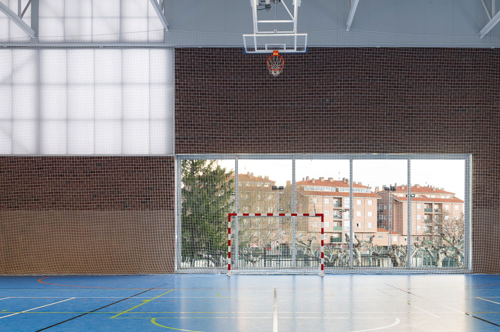 "Carlos Soria" Sports Hall by ABLM arquitectos. Photograph by Gabriel Gallegos.
