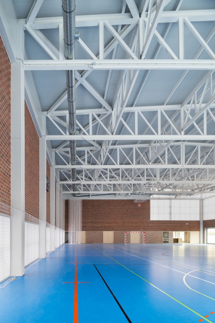 "Carlos Soria" Sports Hall by ABLM arquitectos. Photograph by Gabriel Gallegos.